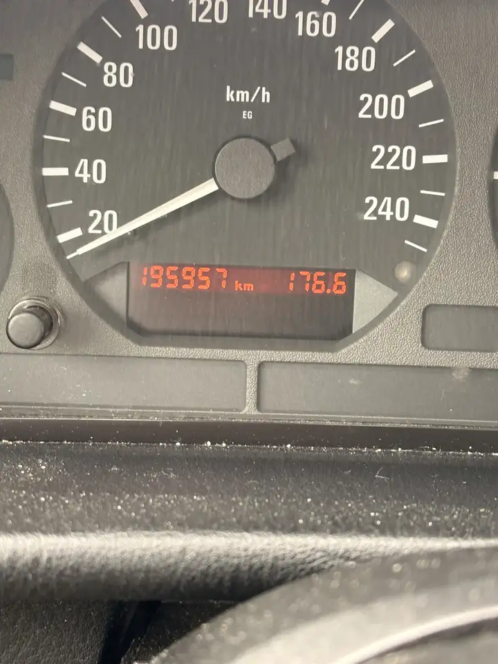 BMW 318i, foto 2