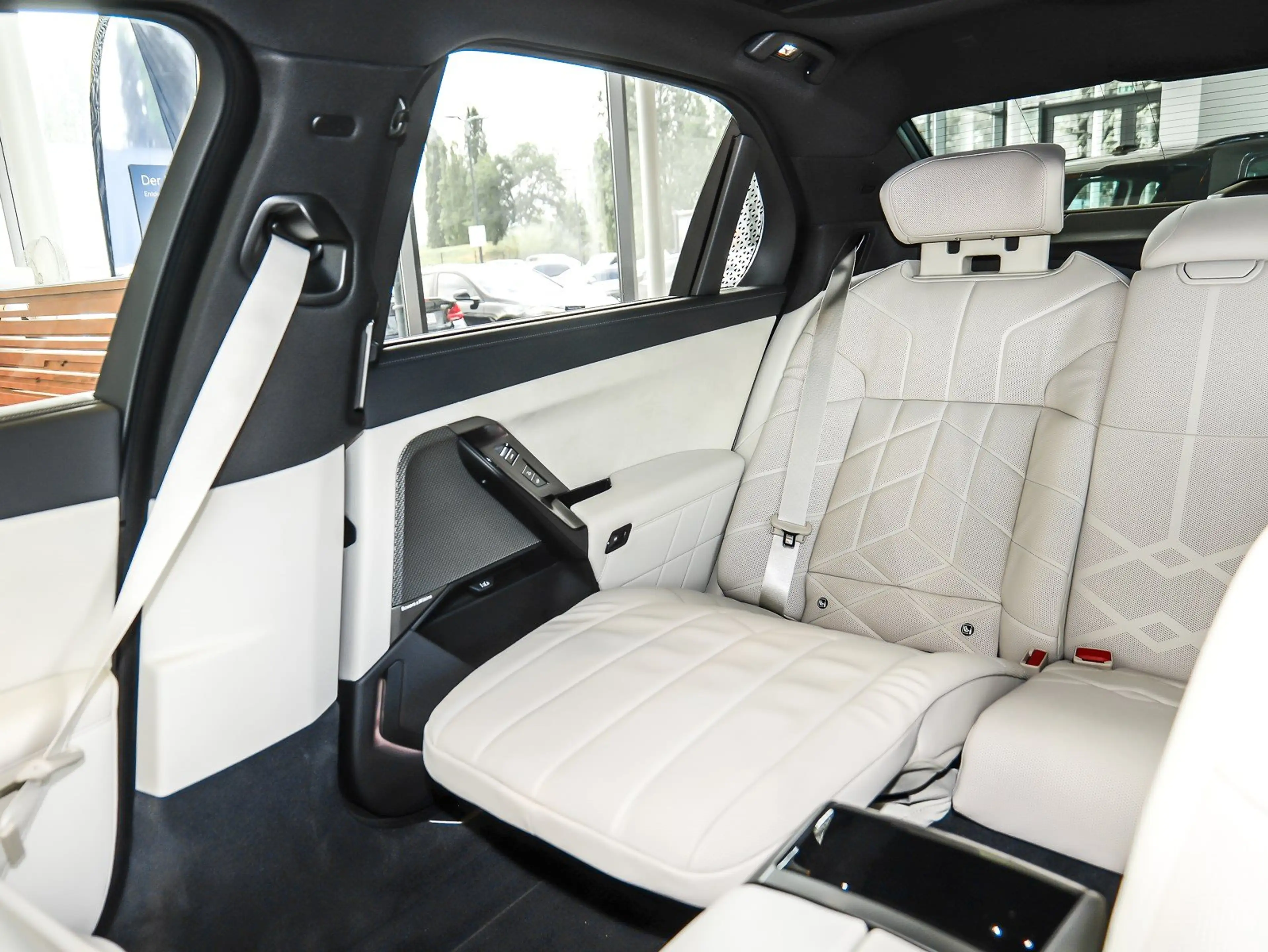 BMW 740 xDrive Sport Pro 22" TV Executive Lounge Kristalls — photo 11