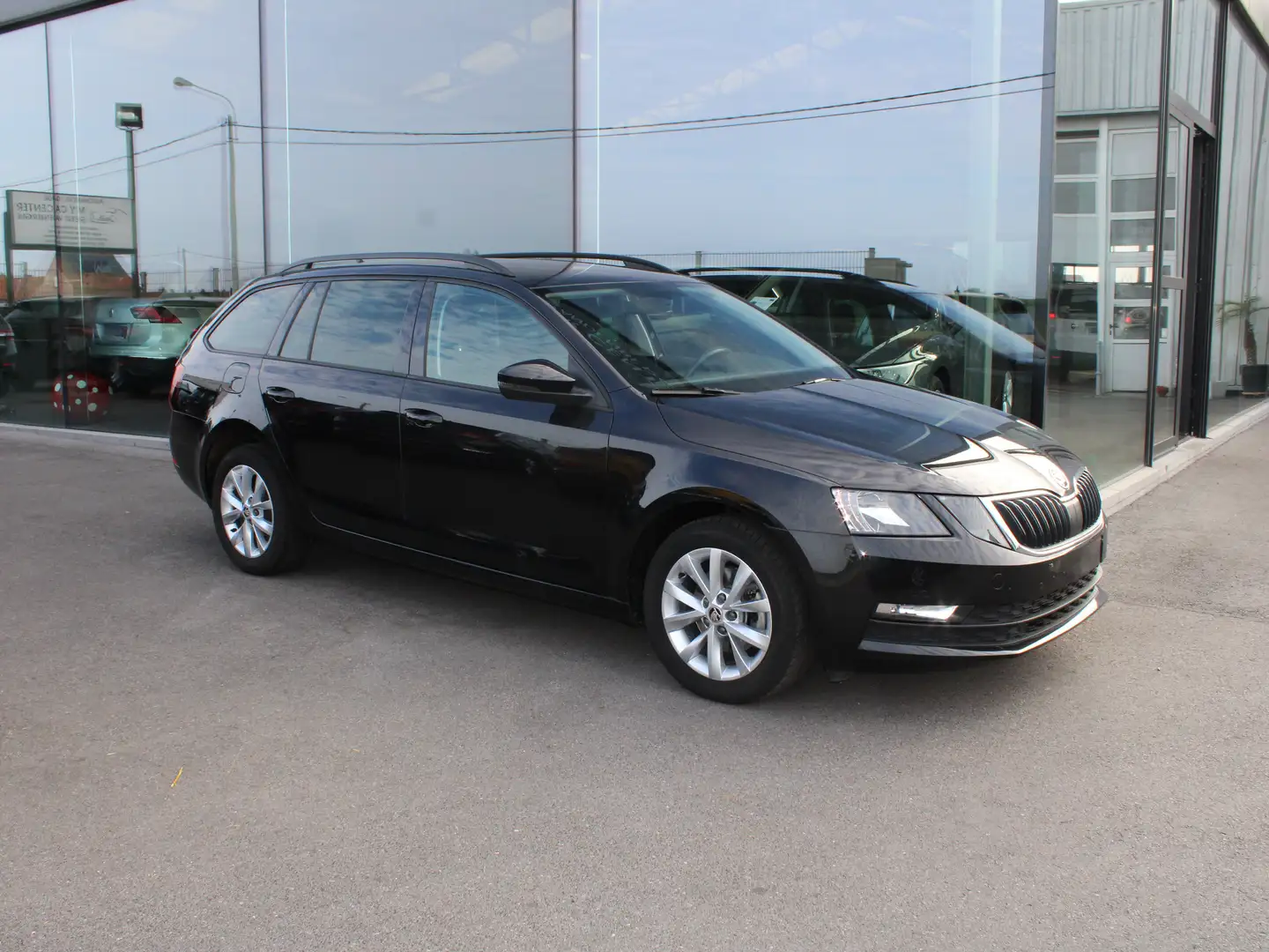 Skoda Octavia 1.0TSI BREAK-CAMERA-AC-APP C-SPRAAKB-NAVI-ALU V Zwart - 1