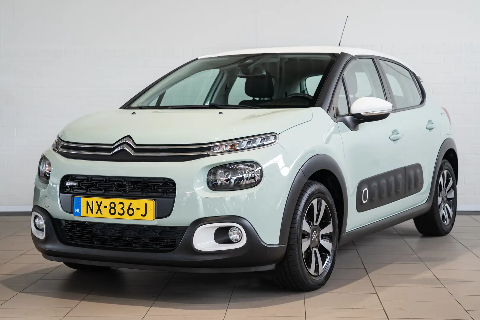 Citroen C3 1.2 PureTech Shine | Trekhaak | Camera | Parkeerse Groen - 1