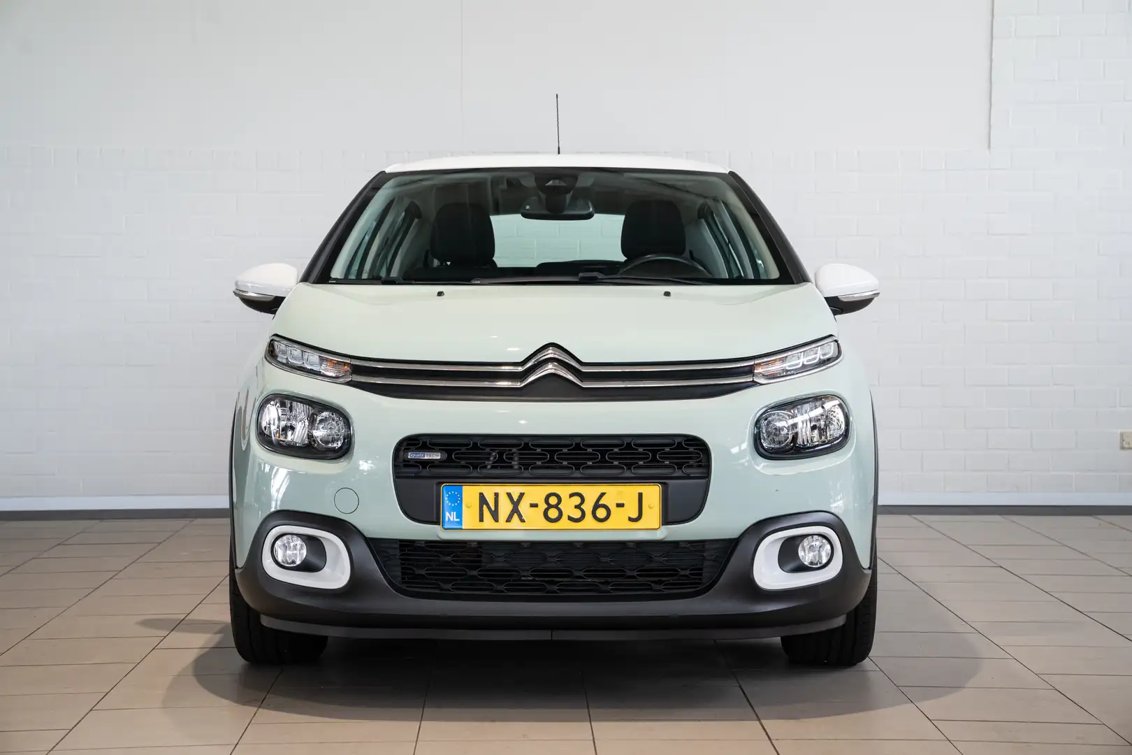 Citroen C3 1.2 PureTech Shine | Trekhaak | Camera | Parkeerse Groen - 2