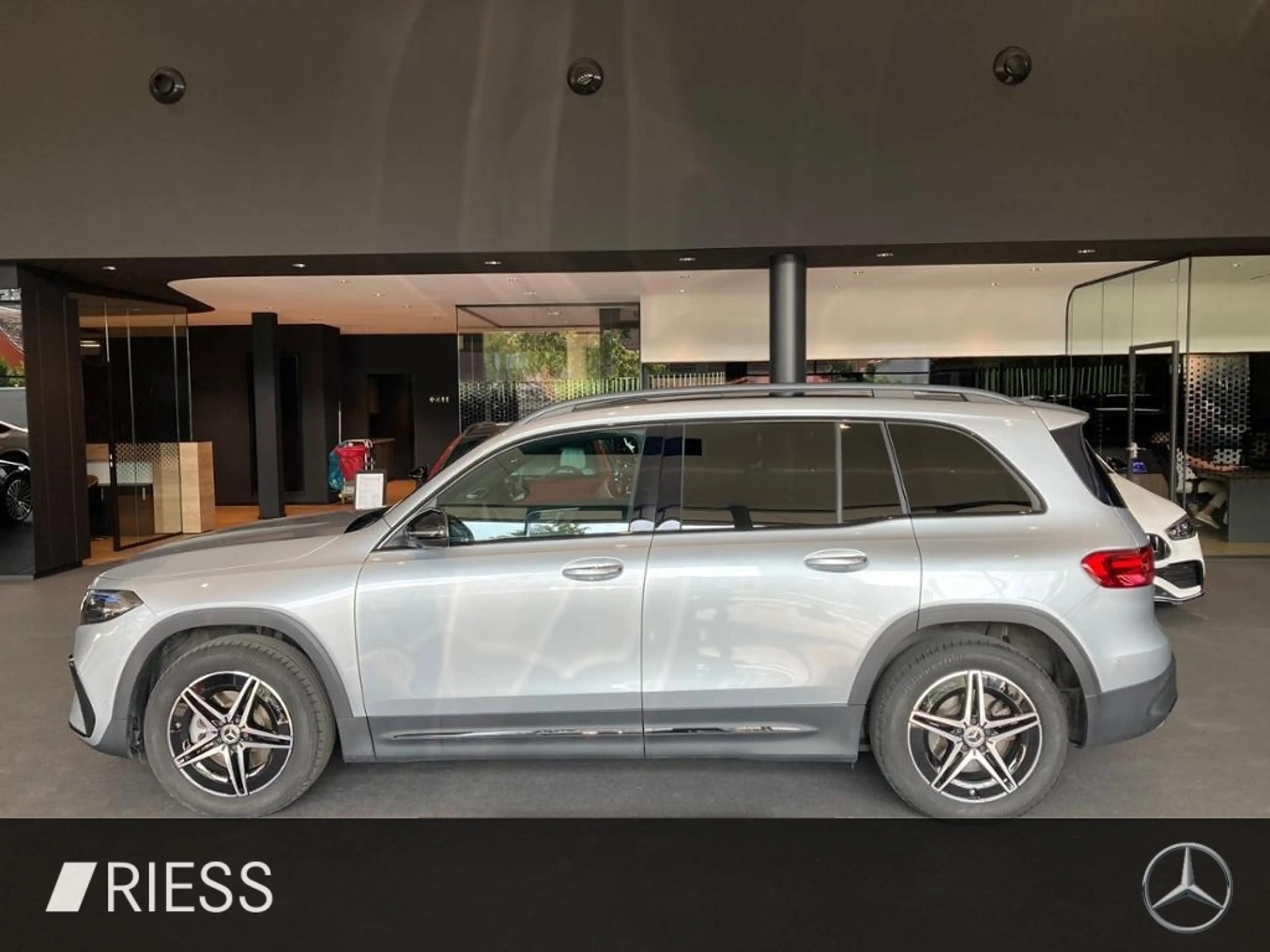 Mercedes-Benz EQB 350 4M AMG PREM. PANO FAHRASSIST GUARD NIGHT — photo 4