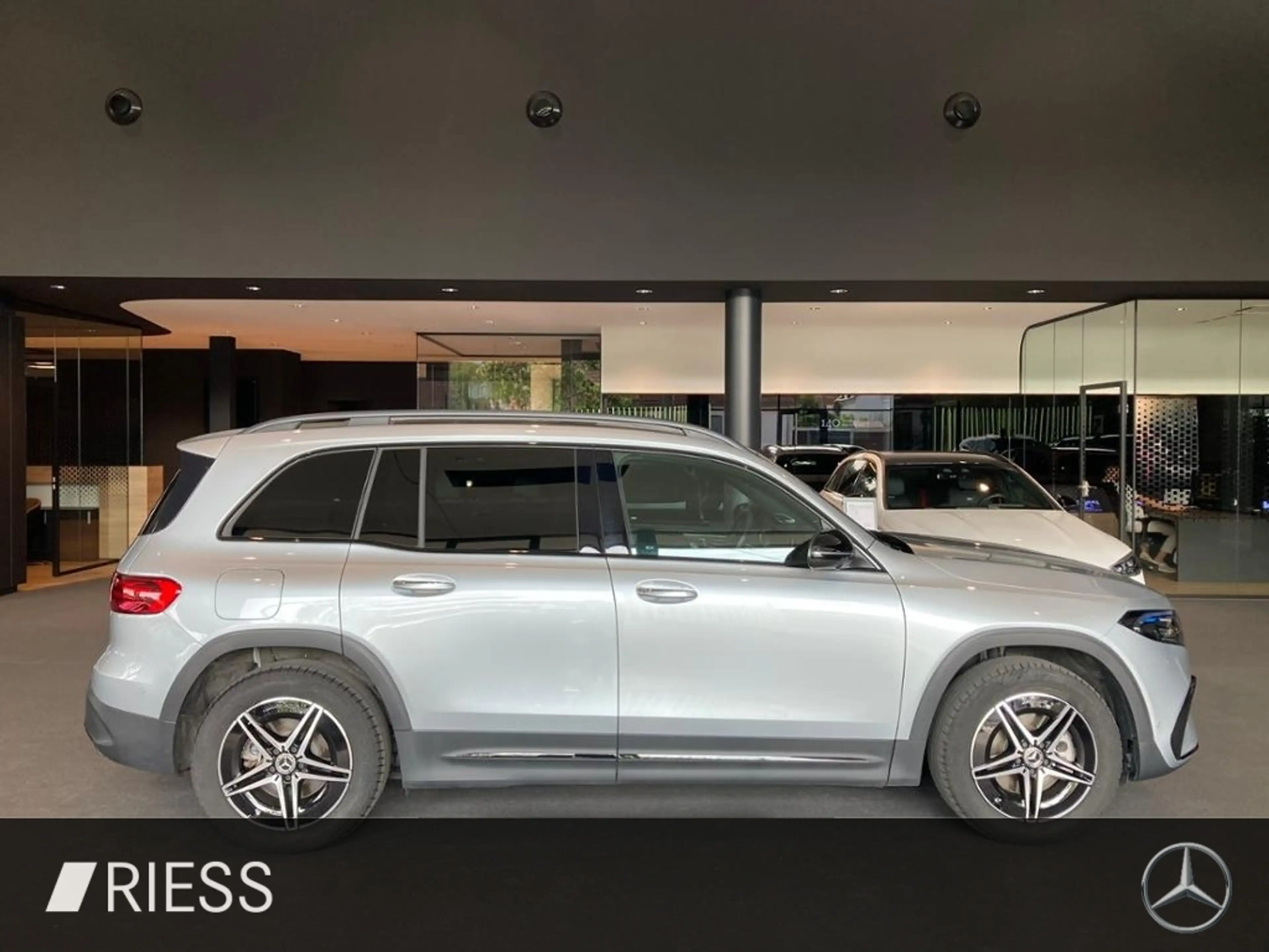 Mercedes-Benz EQB 350 4M AMG PREM. PANO FAHRASSIST GUARD NIGHT — photo 14