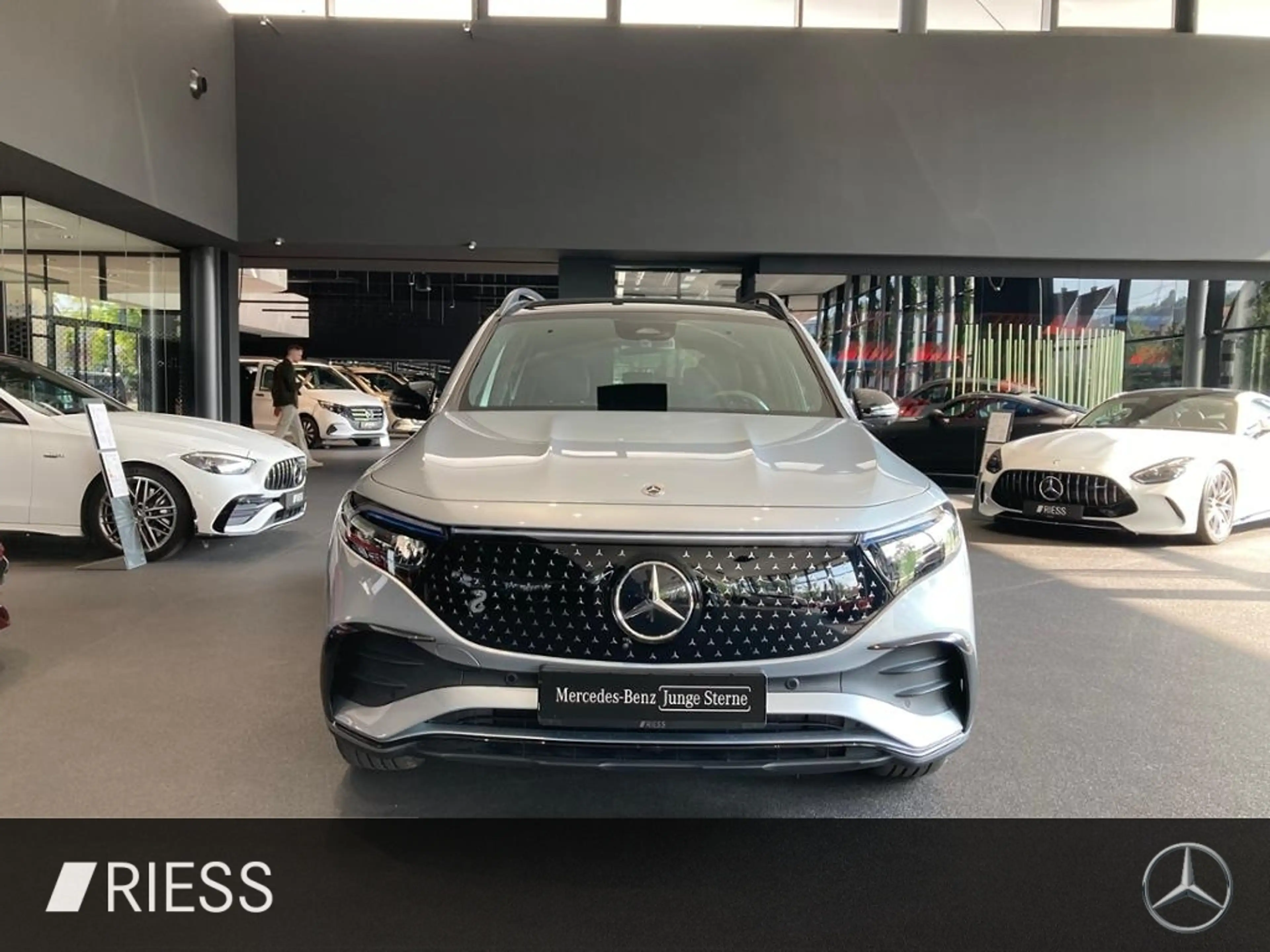 Mercedes-Benz EQB 350 4M AMG PREM. PANO FAHRASSIST GUARD NIGHT — photo 3