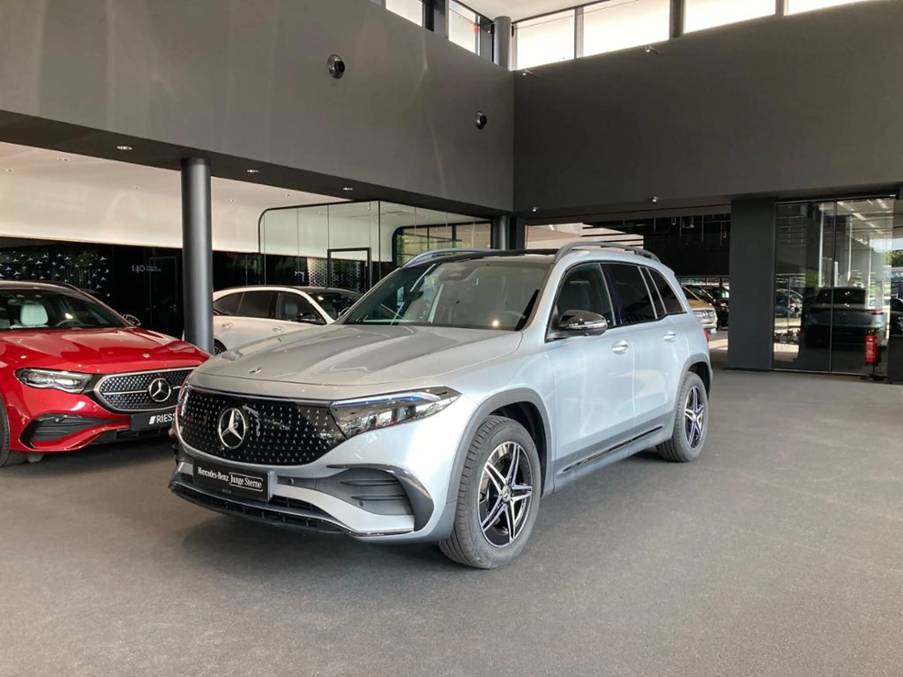 Mercedes-Benz EQB 350 4M AMG PREM. PANO FAHRASSIST GUARD NIGHT — photo 2