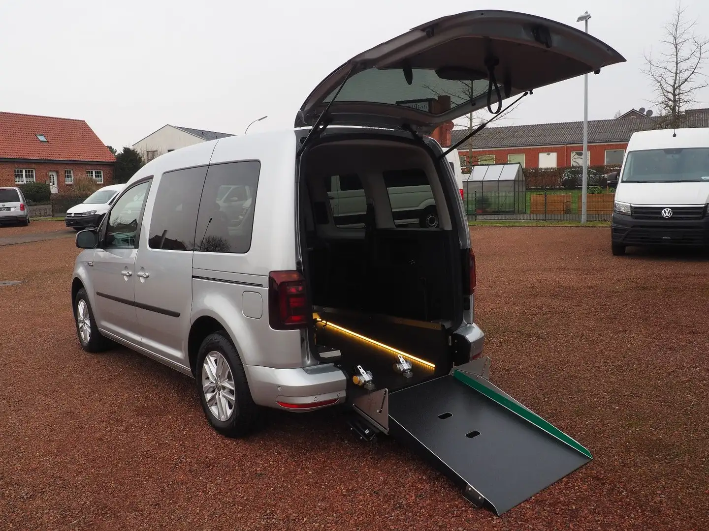 Volkswagen Caddy Automatik Navi Xenon Rollstuhlgerecht Plateado - 1