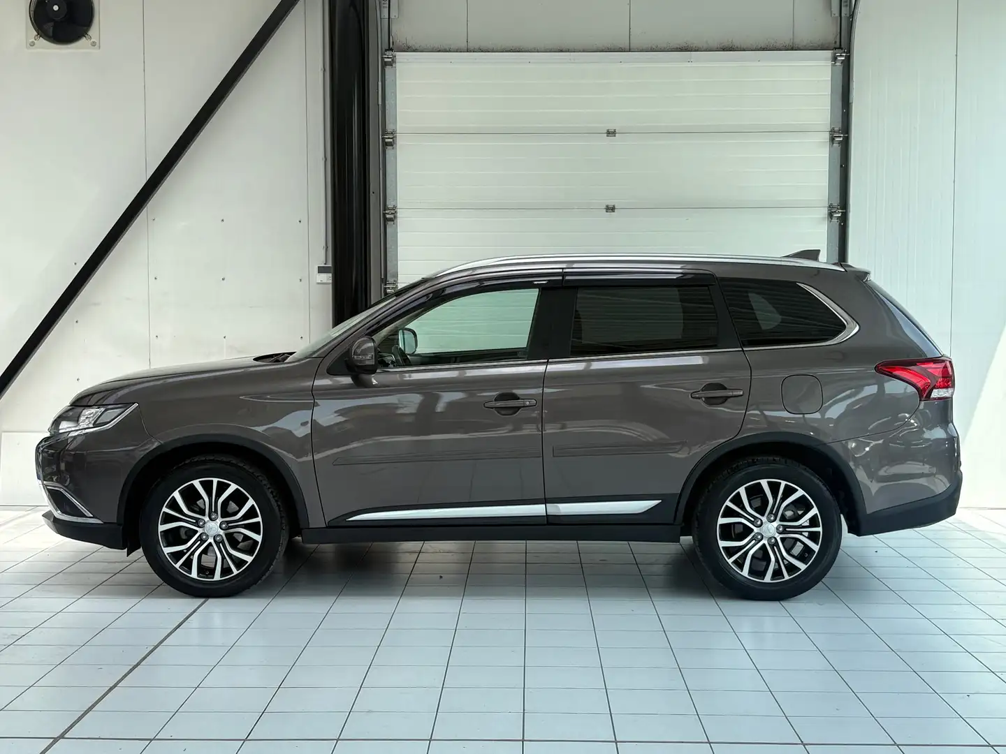 Mitsubishi Outlander 2.0i *7 PLACES * CUIR * GPS * CAMERA * CARNET * Brun - 2