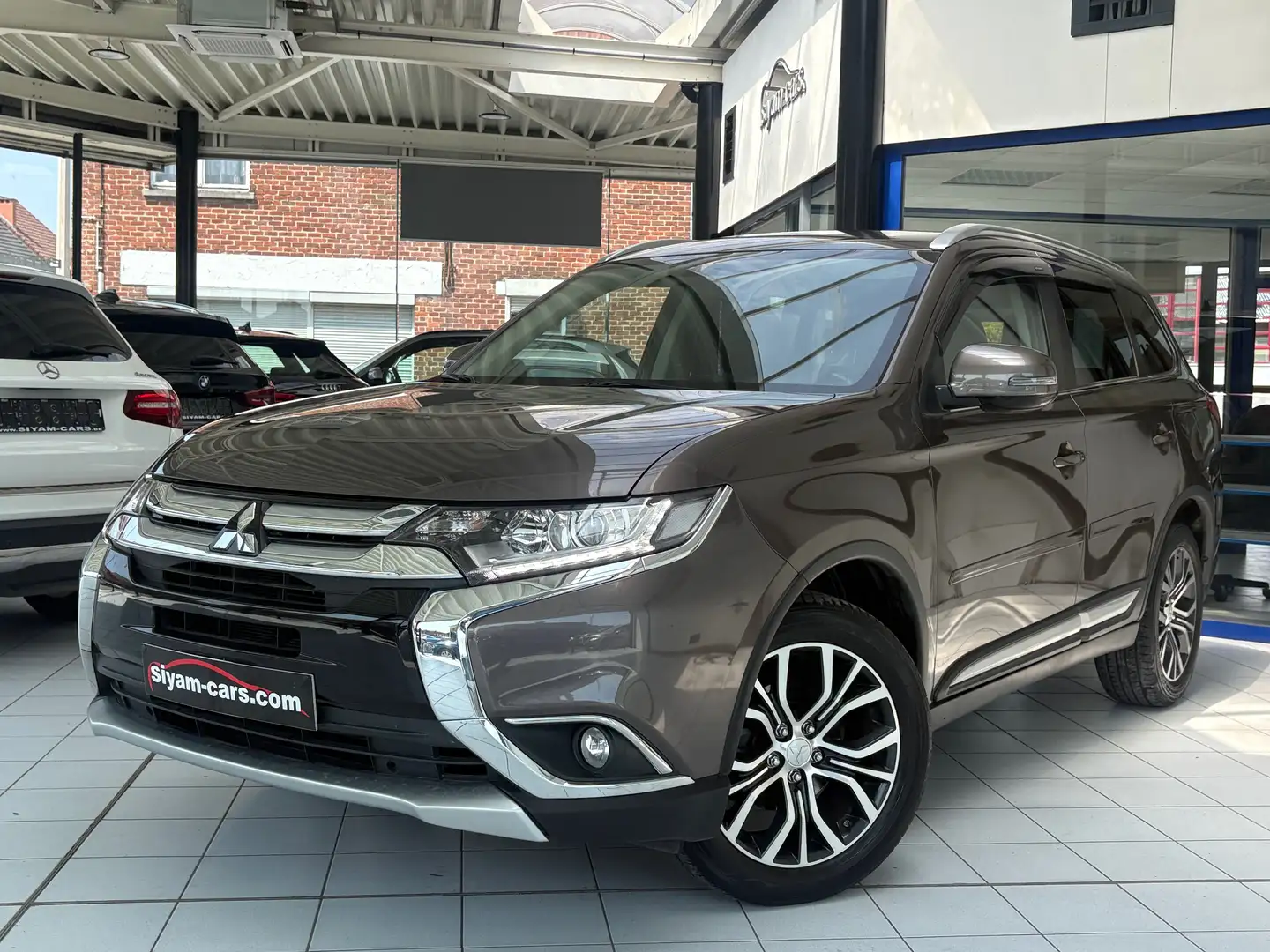 Mitsubishi Outlander 2.0i *7 PLACES * CUIR * GPS * CAMERA * CARNET * Brun - 1