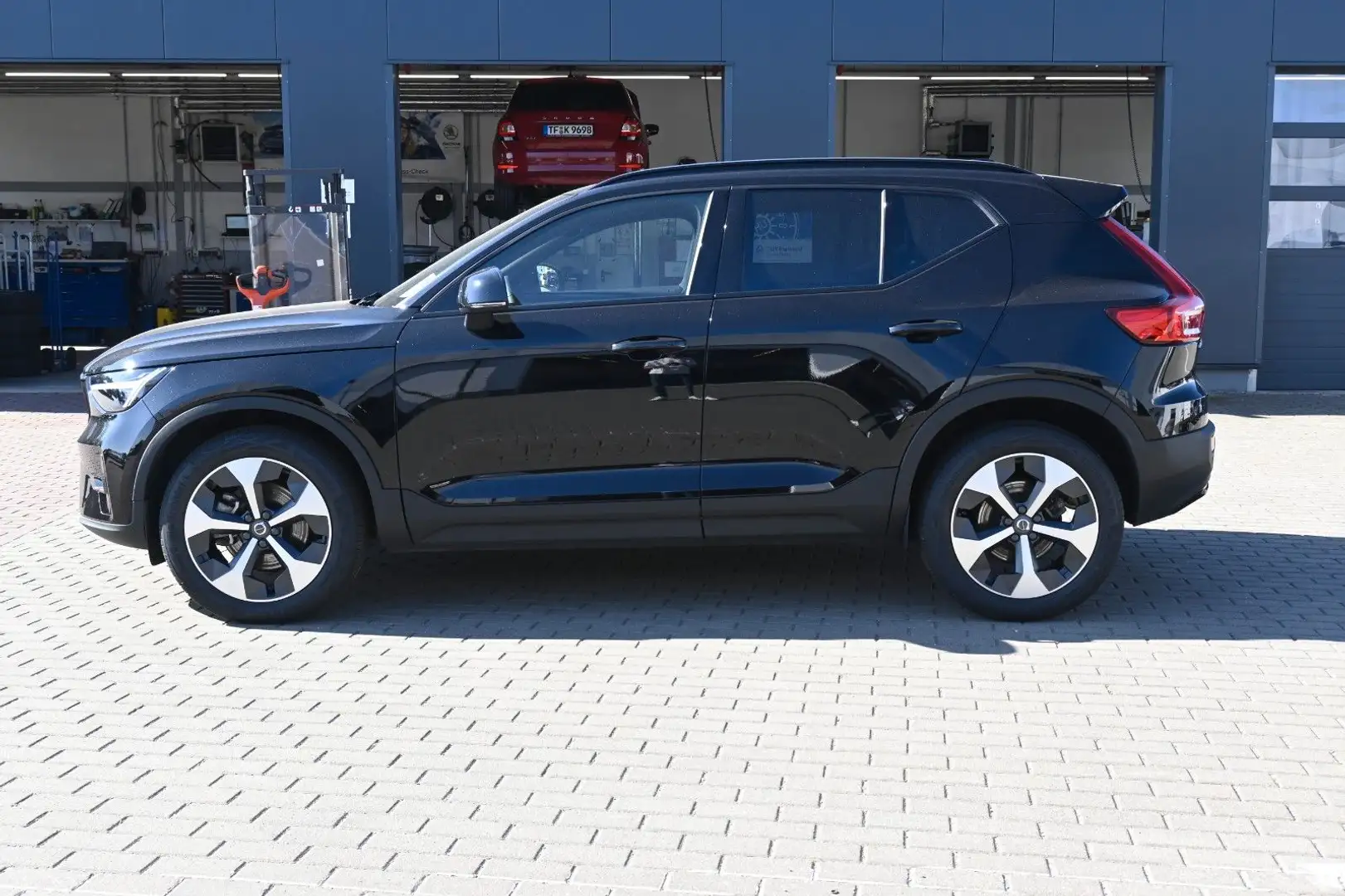 Volvo XC40 B4 DSG Ultra Dark*PANO*RFK*ACC*AHK Schwarz - 2