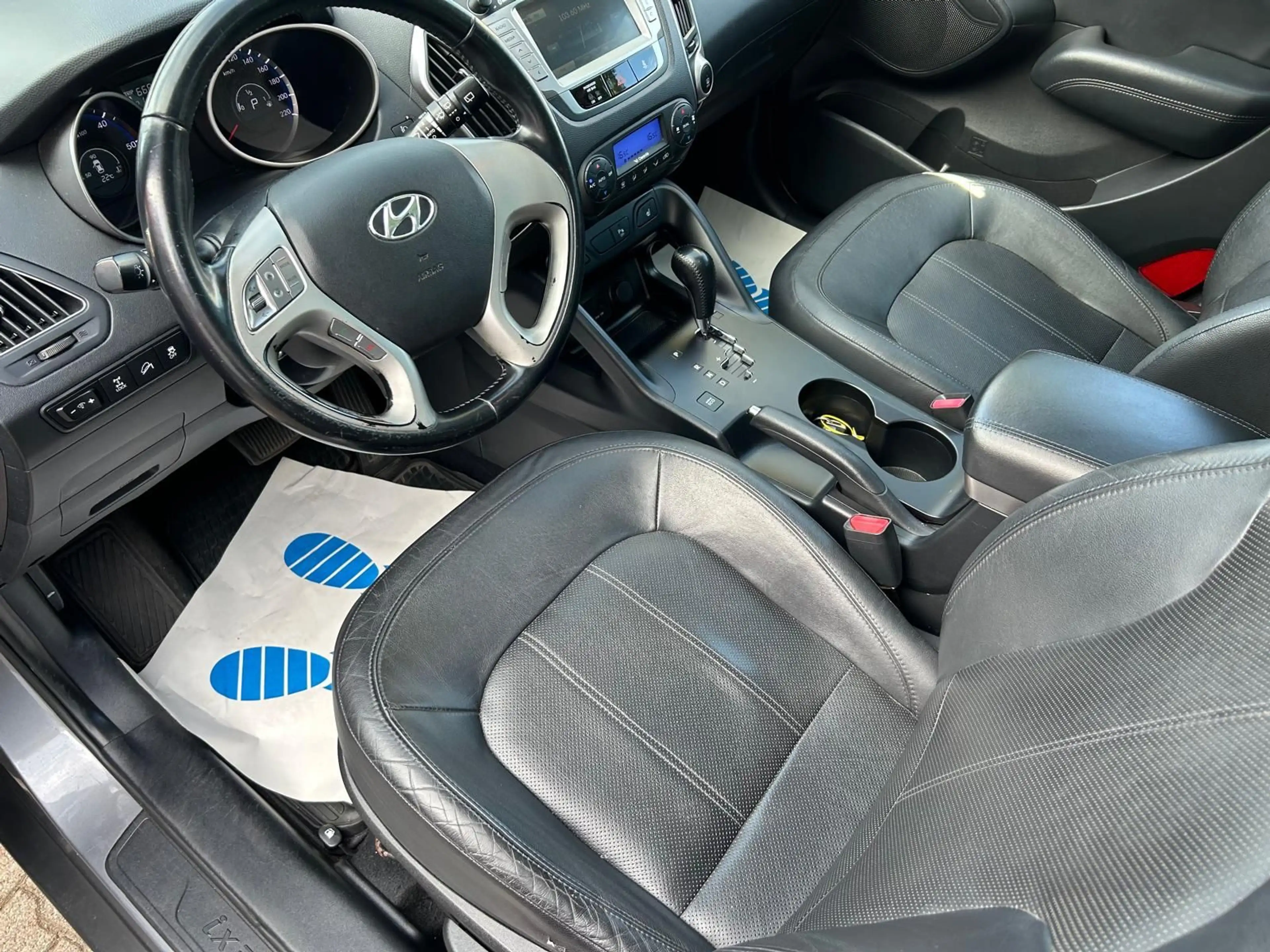 Hyundai iX35 Premium AWD/AUT/PANO/AHK/LEDER/NAVI/SHZ — photo 9