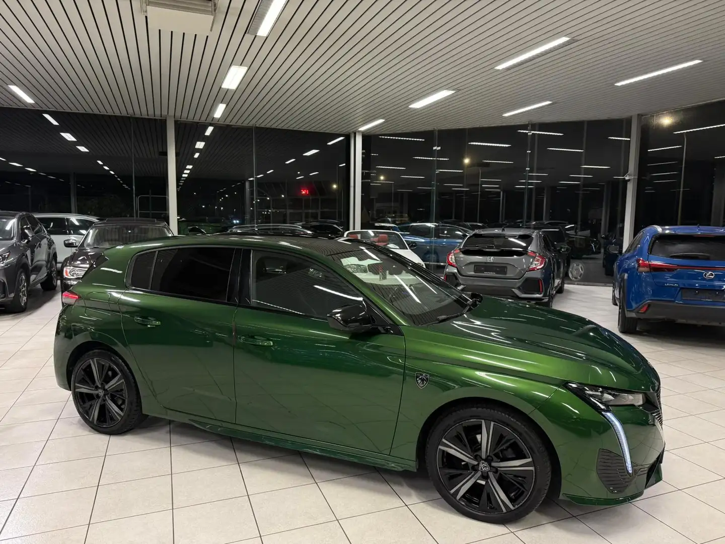 Peugeot 308 tomatique 1.2i Essence 96kW Euro 6d-ISC-FCM Grün - 1