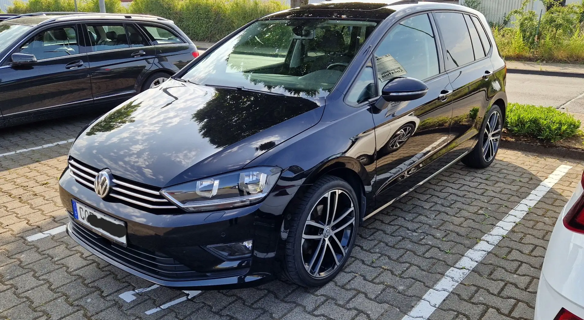 Volkswagen Golf Sportsvan 1.6 TDI  AHK, Sthz, Pano, Keyless Schwarz - 2