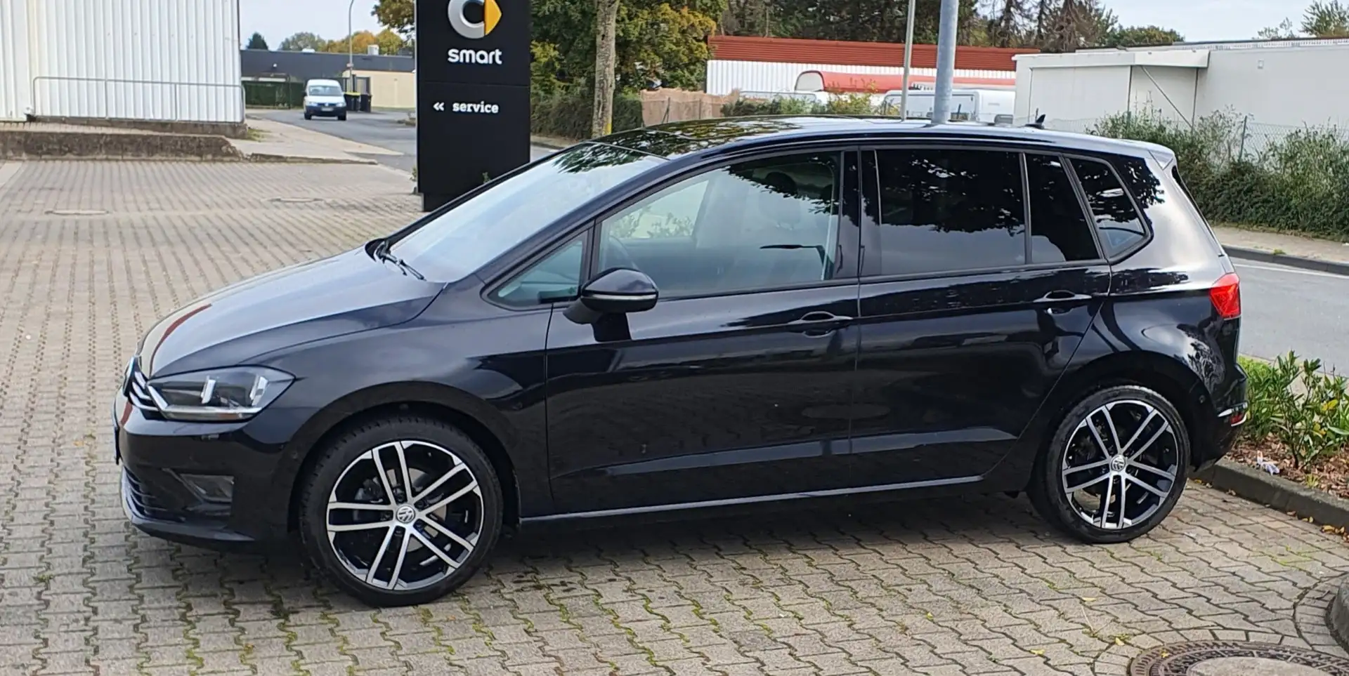Volkswagen Golf Sportsvan 1.6 TDI  AHK, Sthz, Pano, Keyless Schwarz - 1