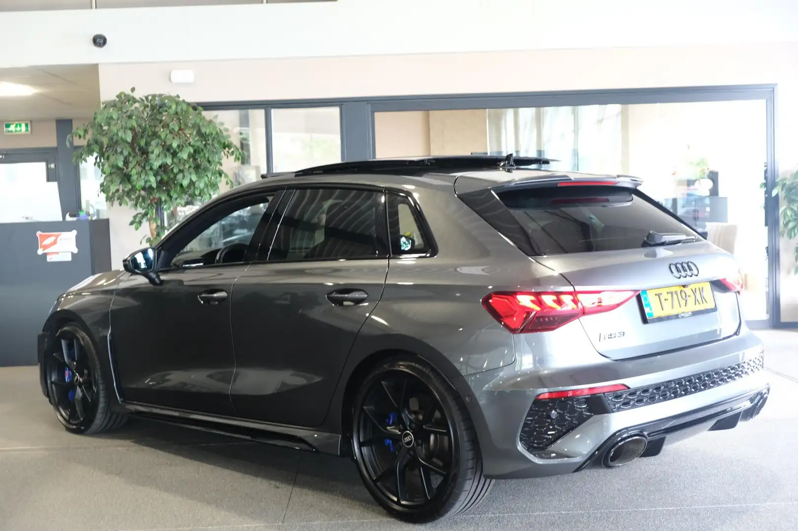 Audi RS3 A3 Sportback 2.5 TFSI quattro Pano Leder Ceramic B Grijs - 2