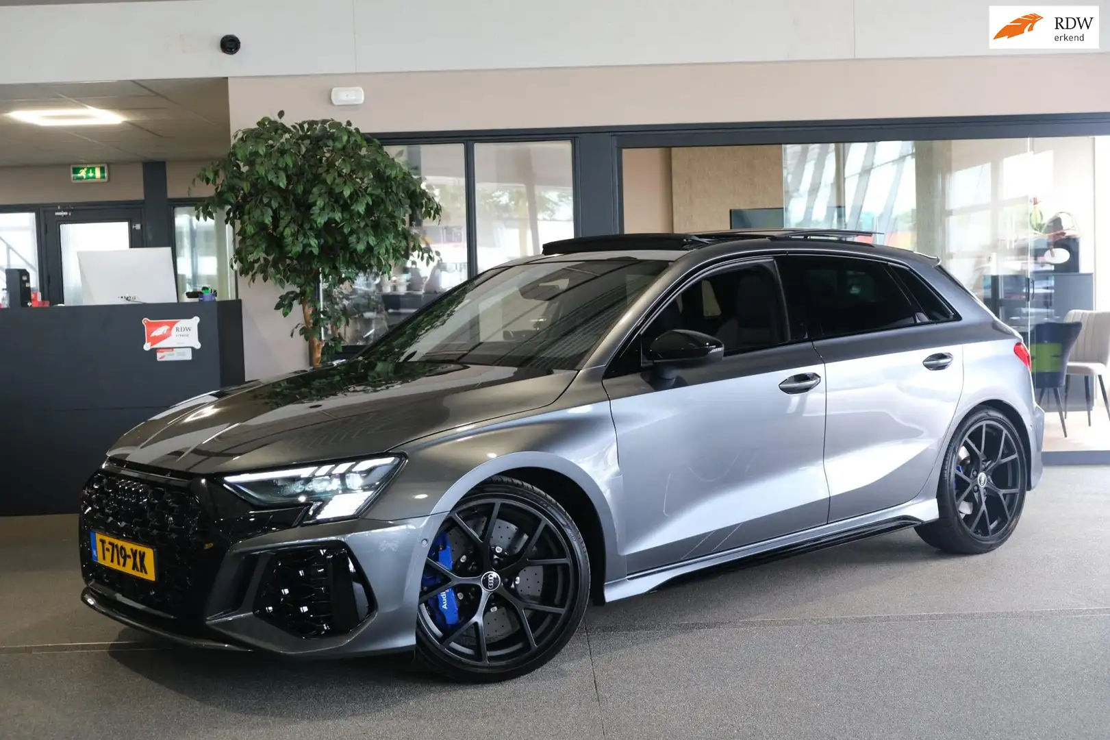 Audi RS3 A3 Sportback 2.5 TFSI quattro Pano Leder Ceramic B Grijs - 1