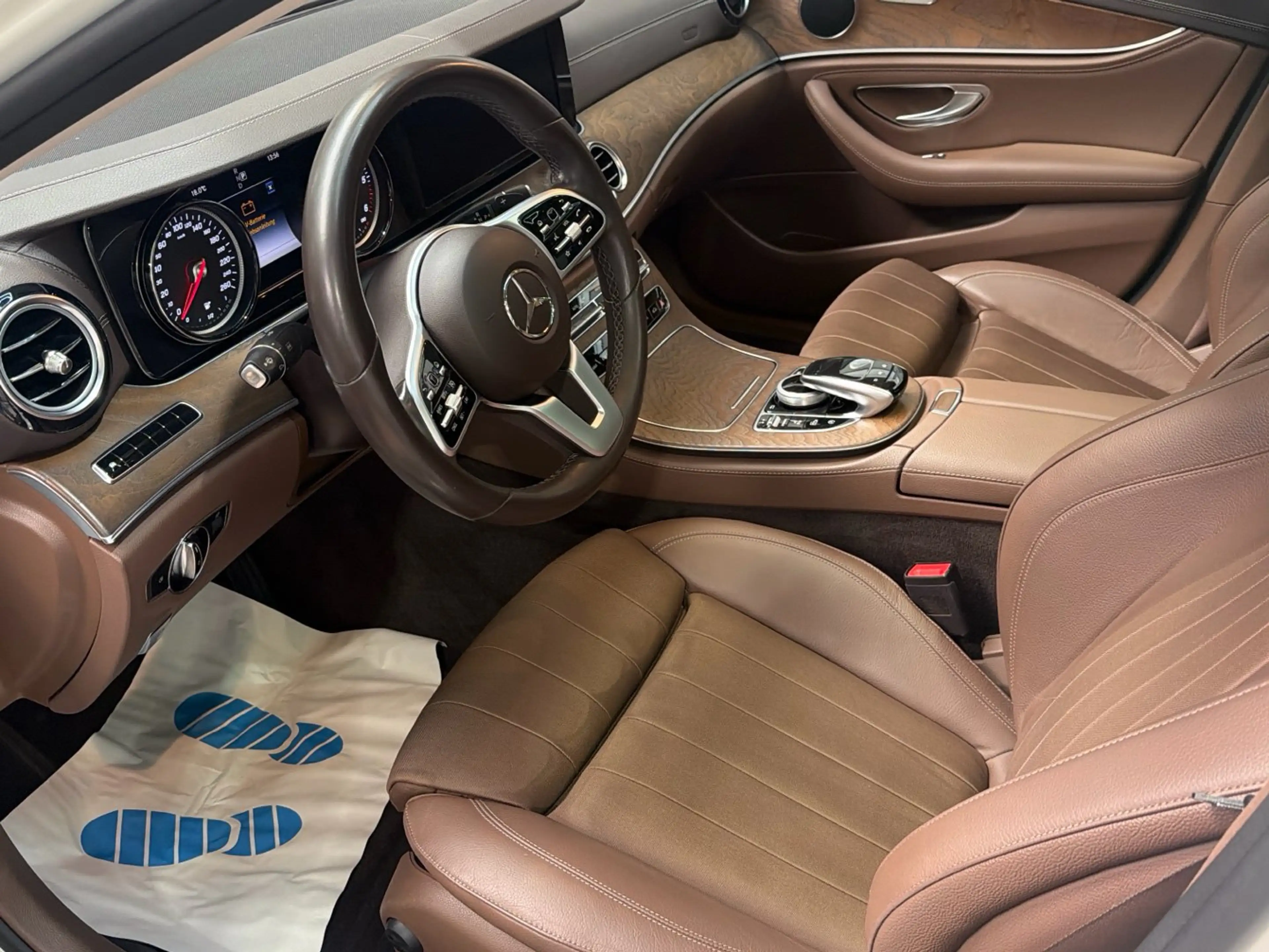 Mercedes-Benz E 220 d 4M Exclusive Totwinkel Comand Panorama — photo 12