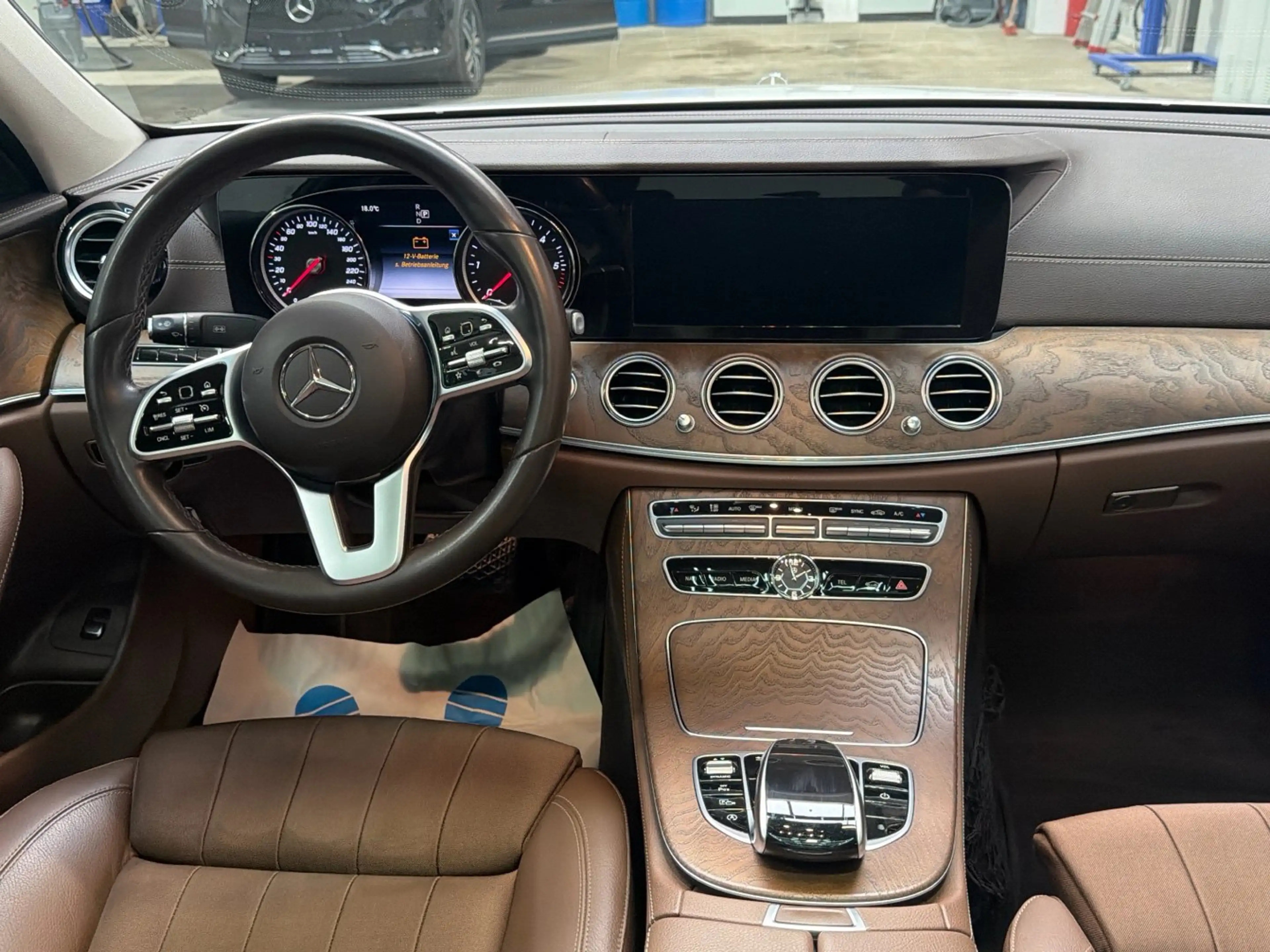 Mercedes-Benz E 220 d 4M Exclusive Totwinkel Comand Panorama — photo 9