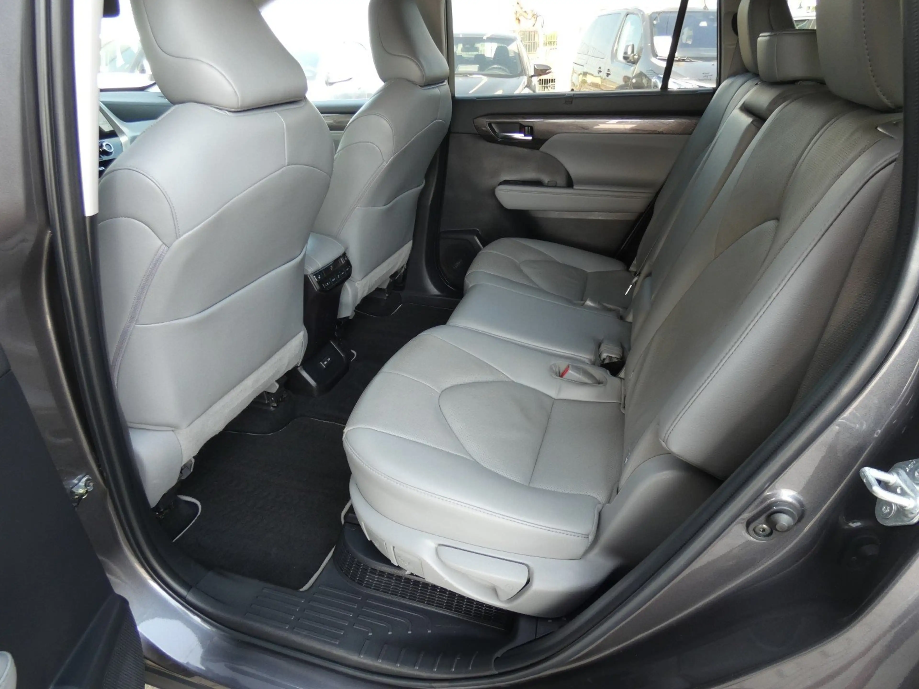 Toyota Highlander Hybrid AWD Premium Plus 7PL +Trekhaak +Venti Seats — photo 11
