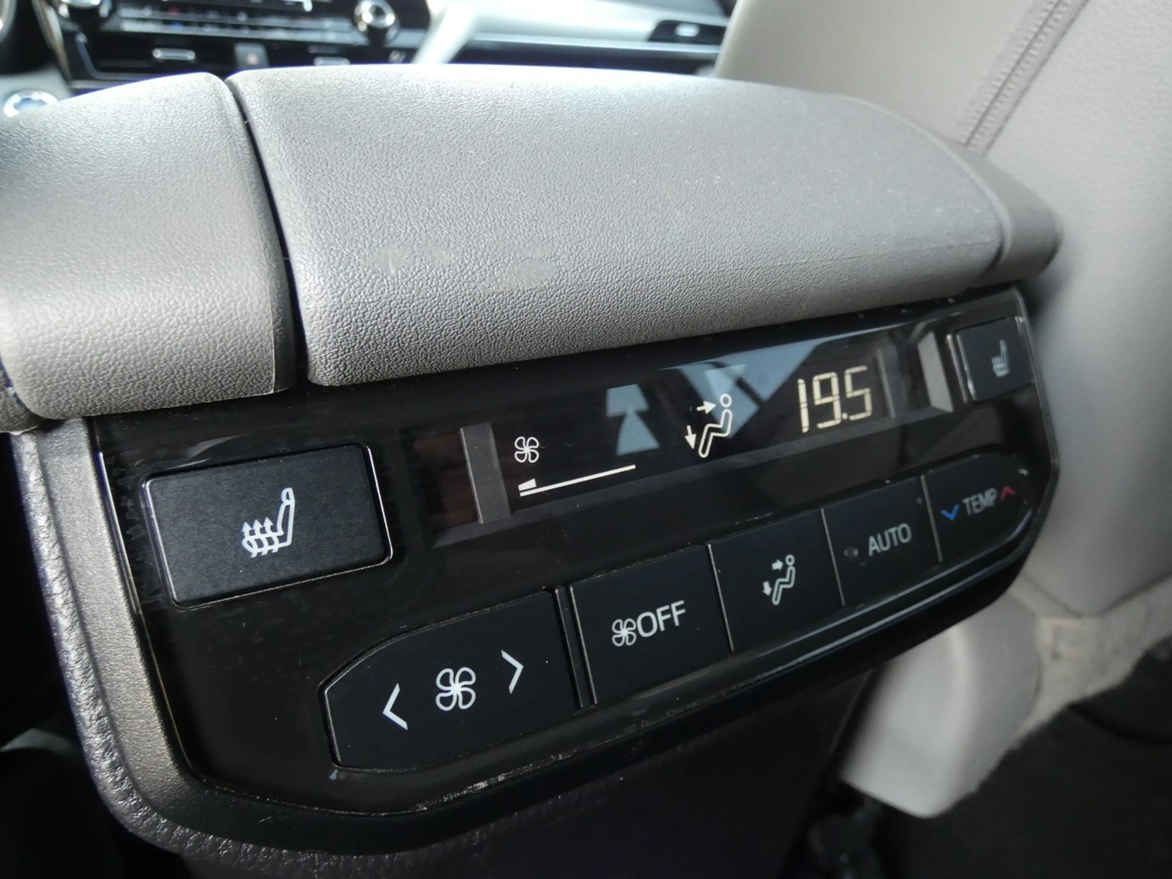 Toyota Highlander Hybrid AWD Premium Plus 7PL +Trekhaak +Venti Seats — photo 12