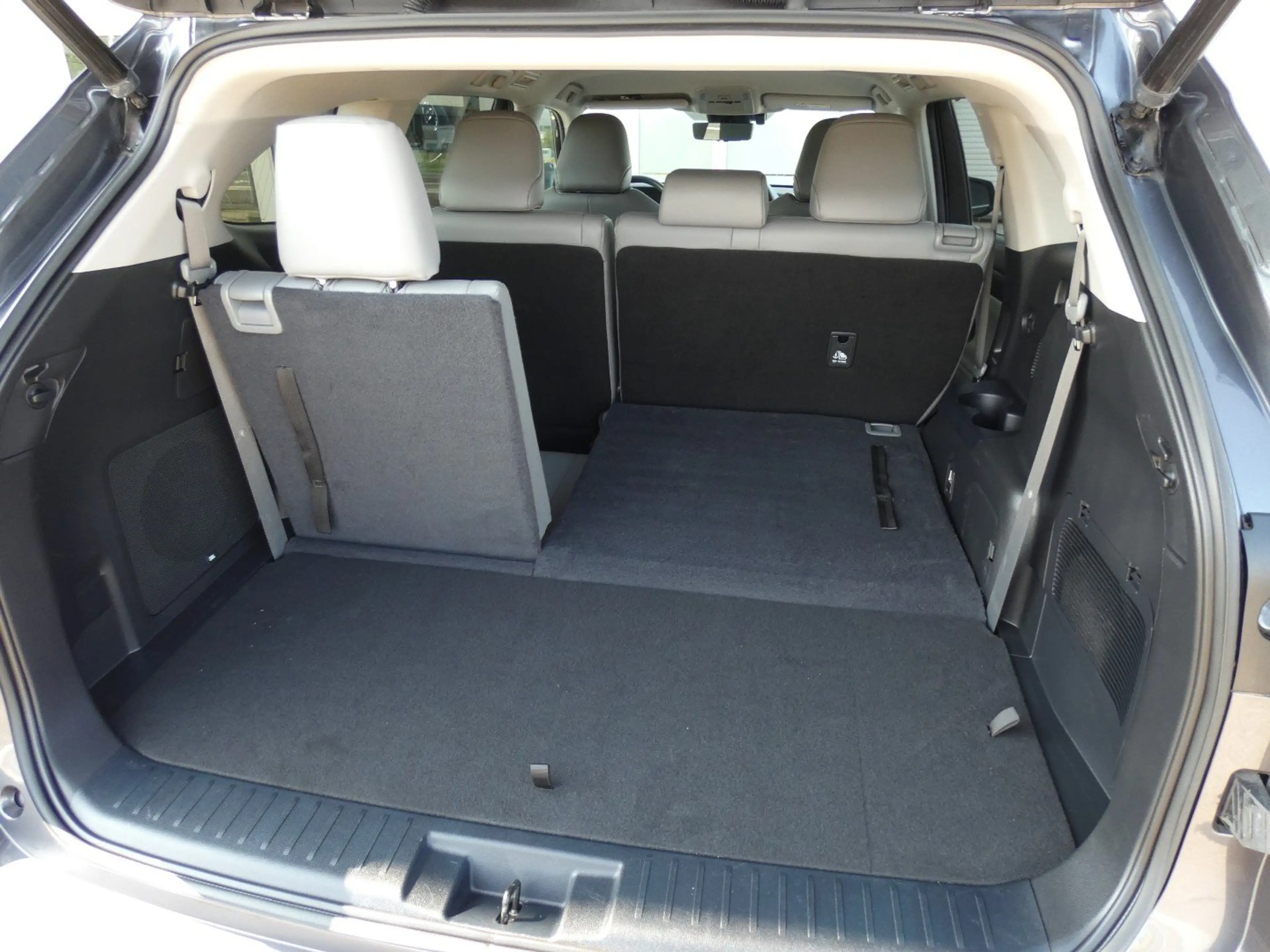 Toyota Highlander Hybrid AWD Premium Plus 7PL +Trekhaak +Venti Seats — photo 14