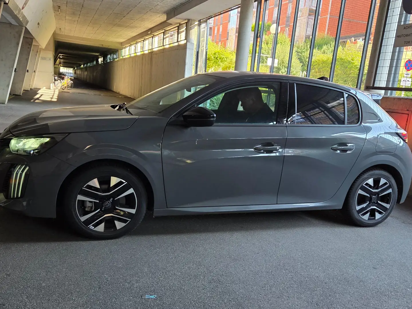 Peugeot 208 208 Hybrid 100 e-DCS6 StyleStyle Grau - 1