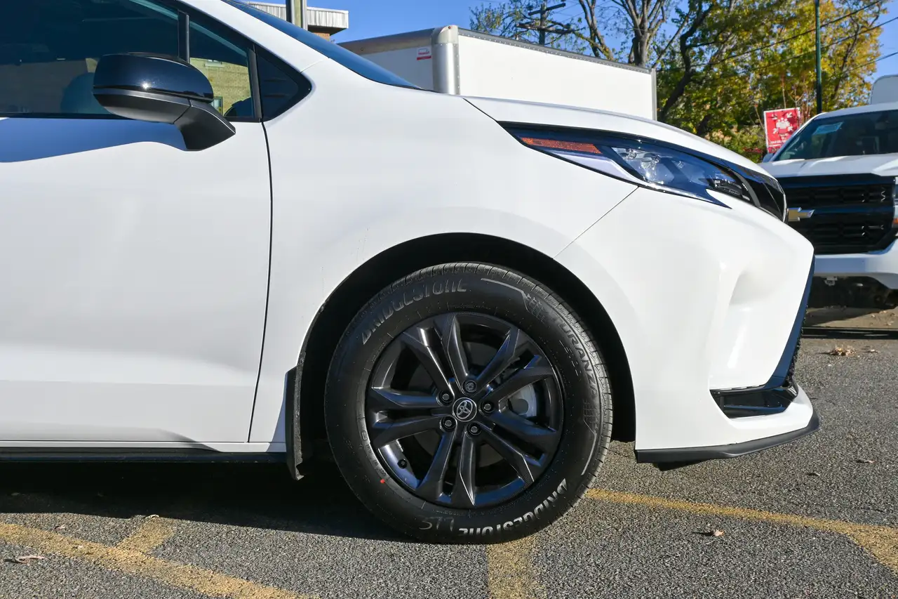 Toyota Sienna снимка Toyota Sienna