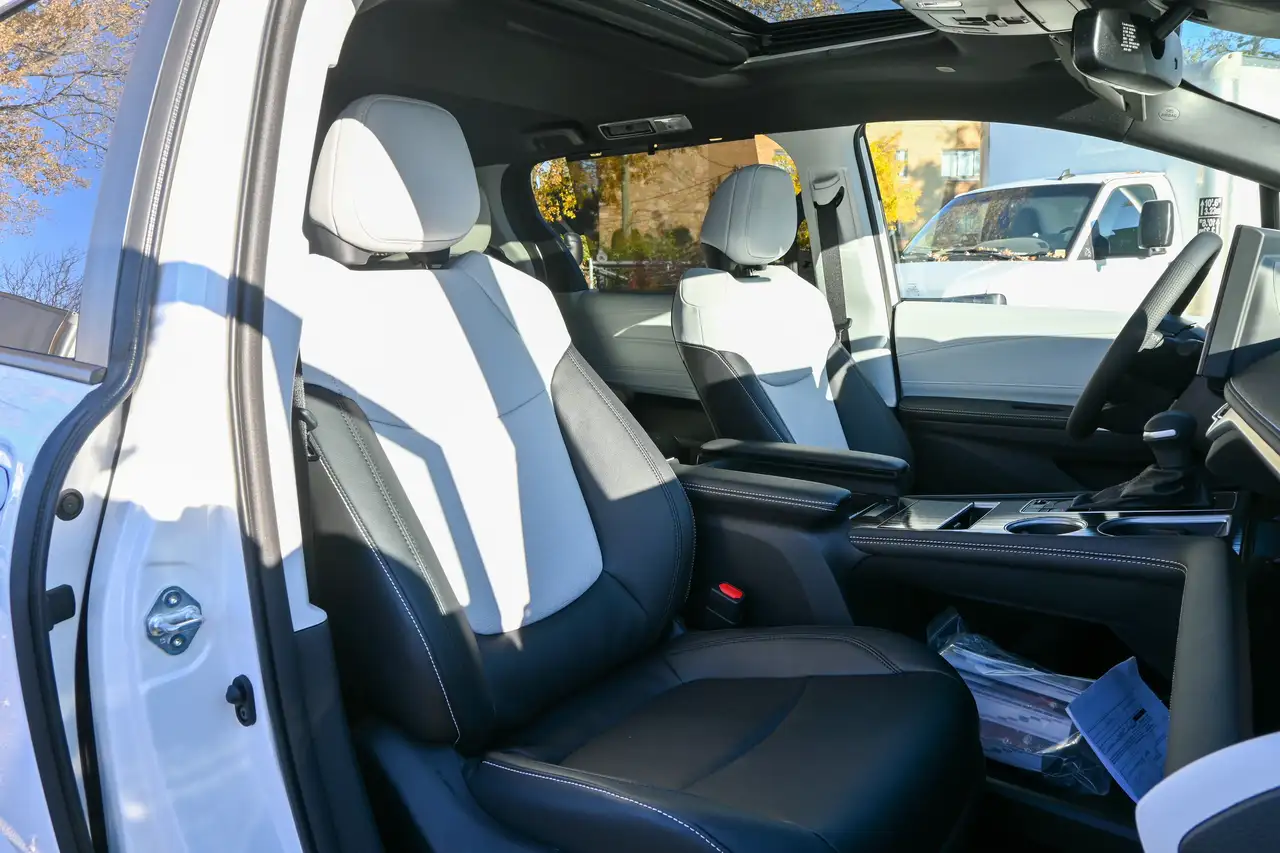 Toyota Sienna снимка Toyota Sienna