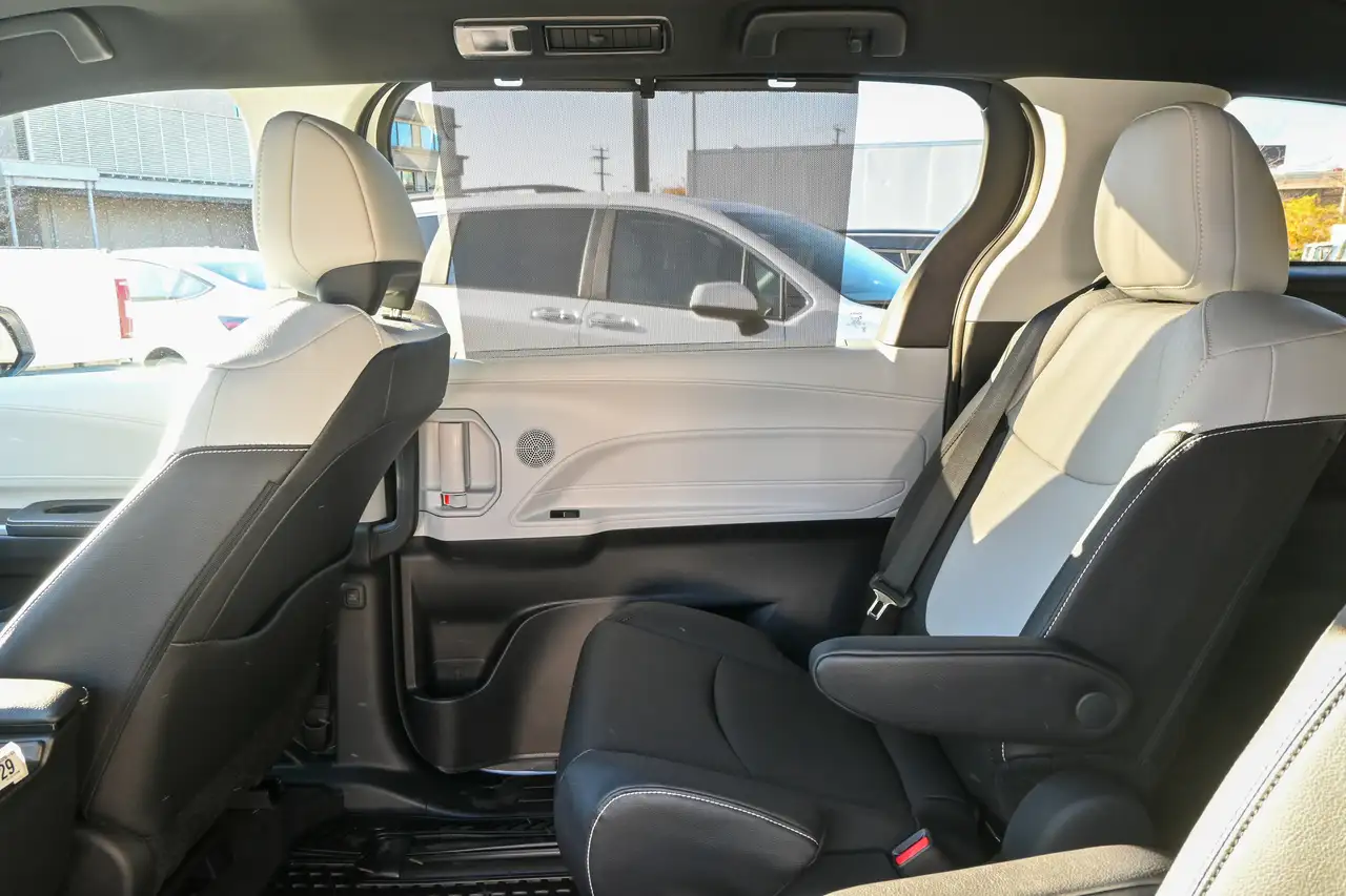 Toyota Sienna снимка Toyota Sienna