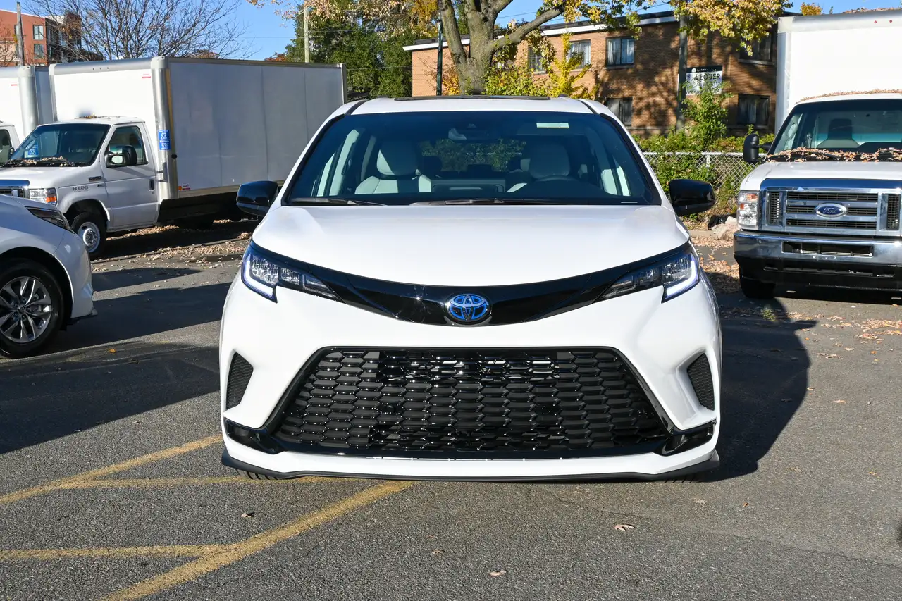 Toyota Sienna снимка Toyota Sienna
