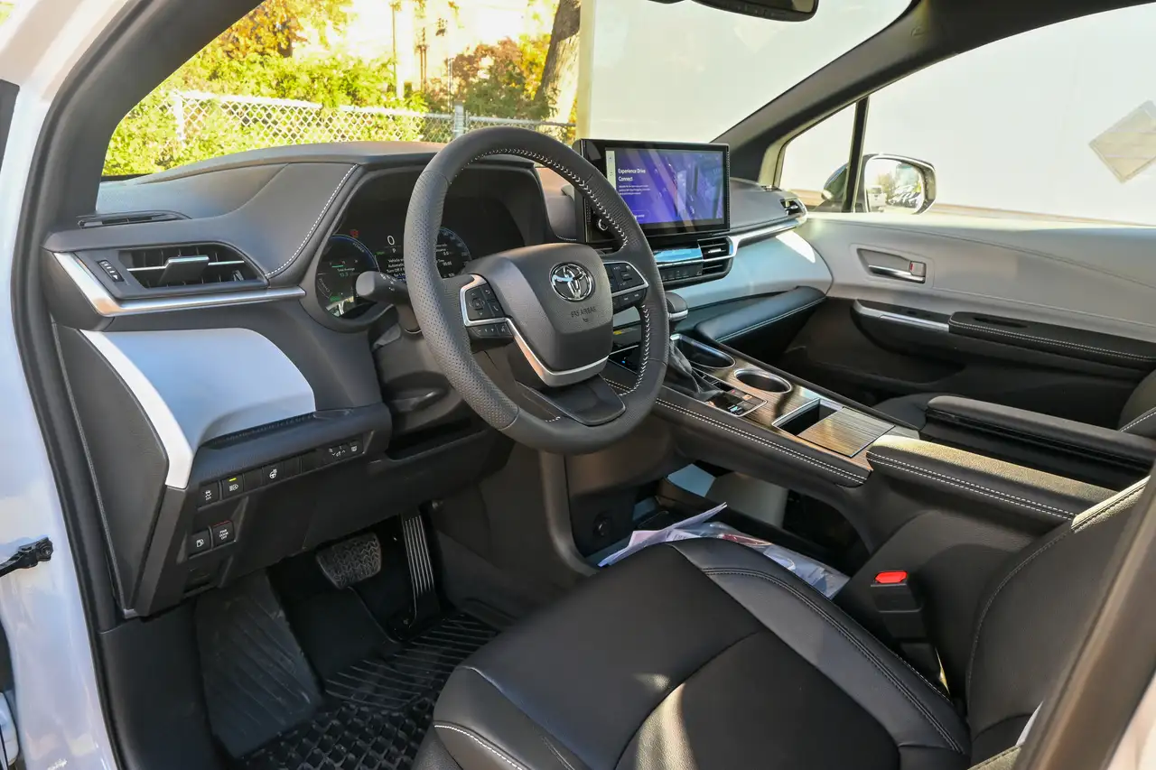 Toyota Sienna снимка Toyota Sienna