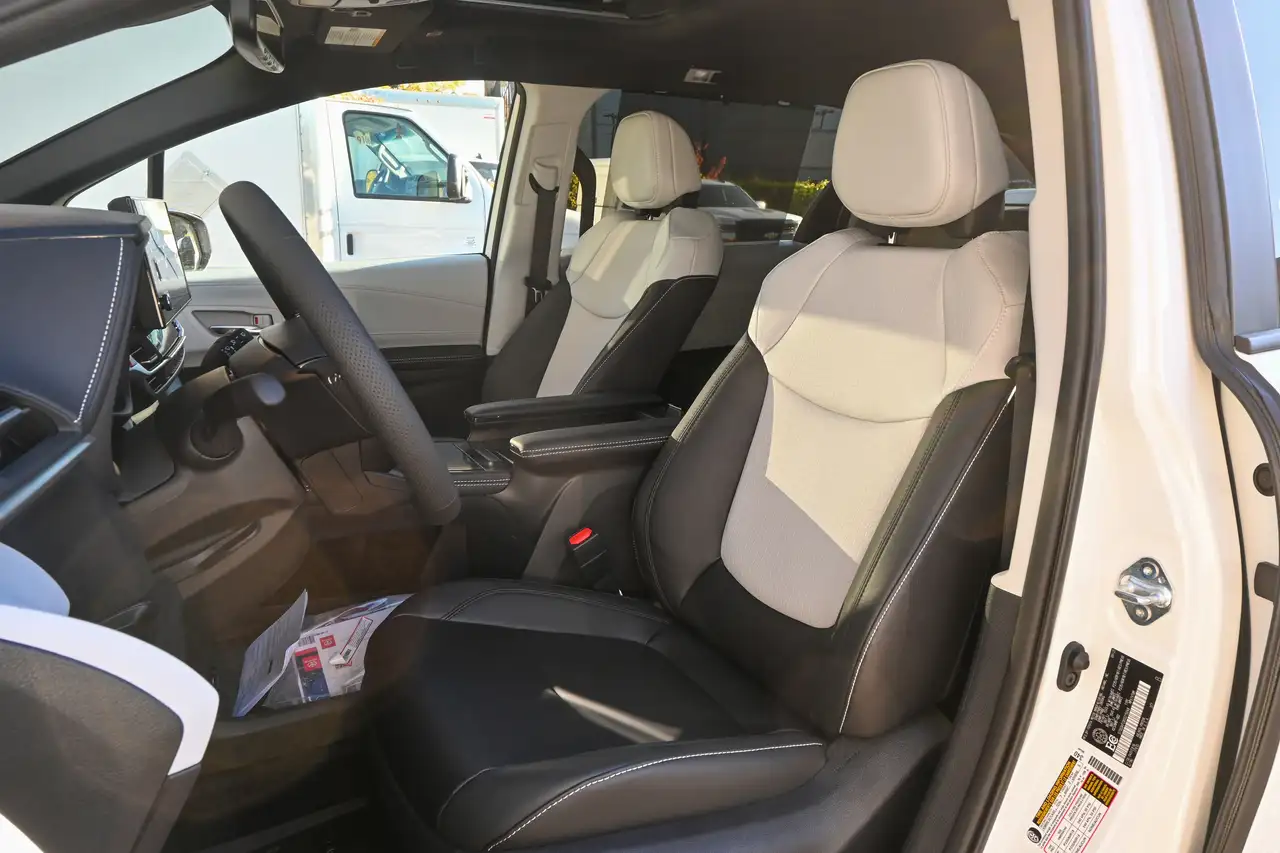 Toyota Sienna снимка Toyota Sienna