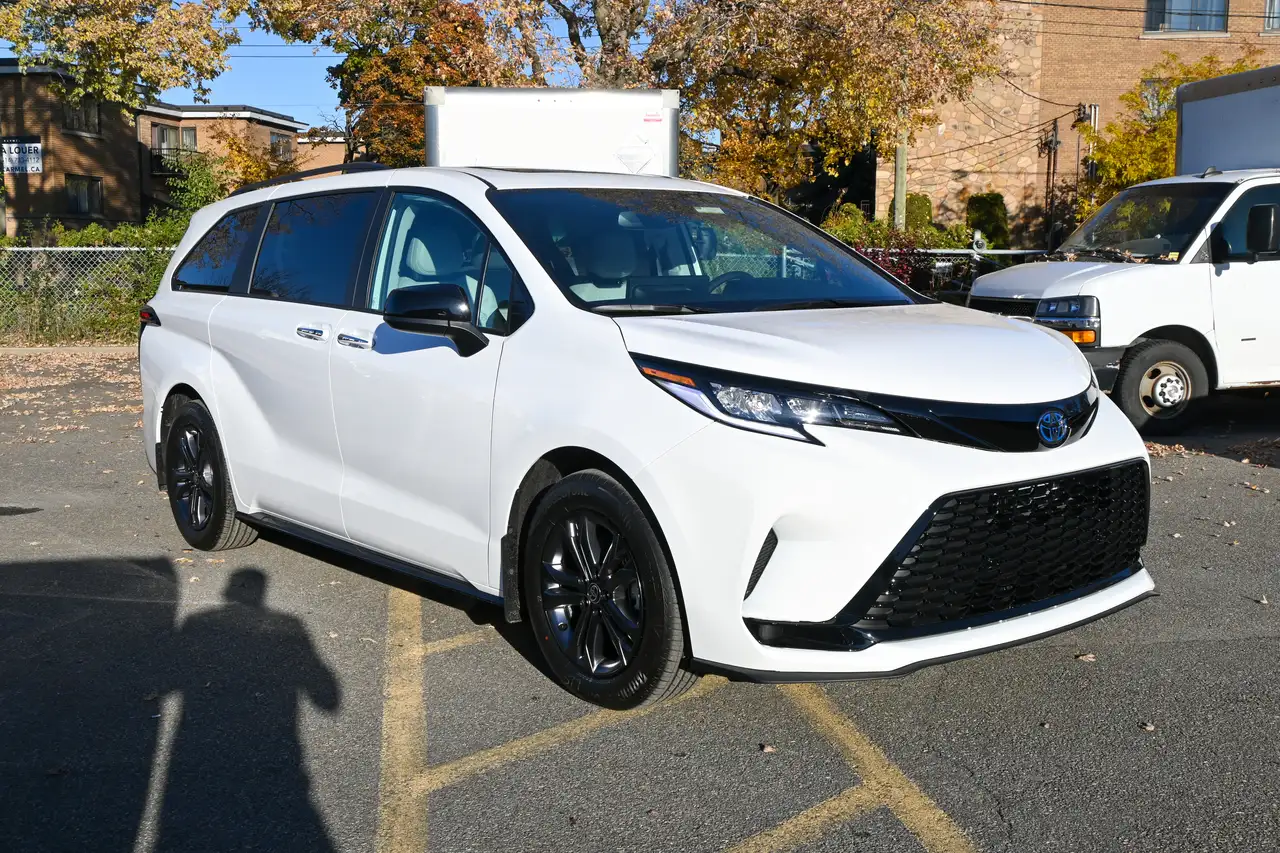 Toyota Sienna снимка Toyota Sienna