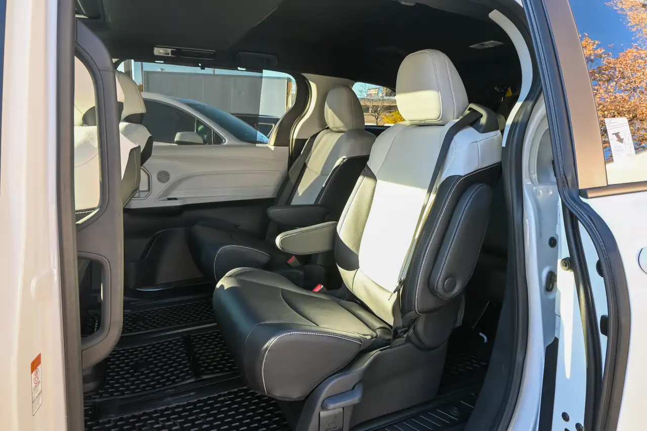 Toyota Sienna снимка Toyota Sienna