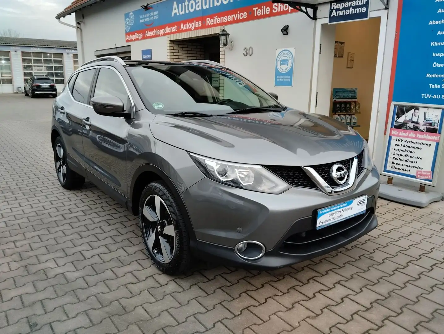 Nissan Qashqai Acenta 1.Hand TÜV-AU 01-2028 Grau - 1