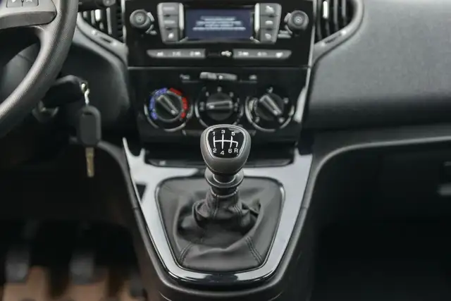 Lancia Ypsilon view 10