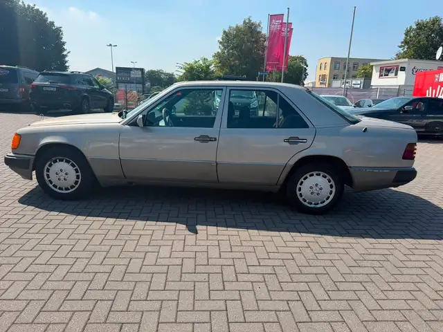 Mercedes-Benz E 250 d  W124