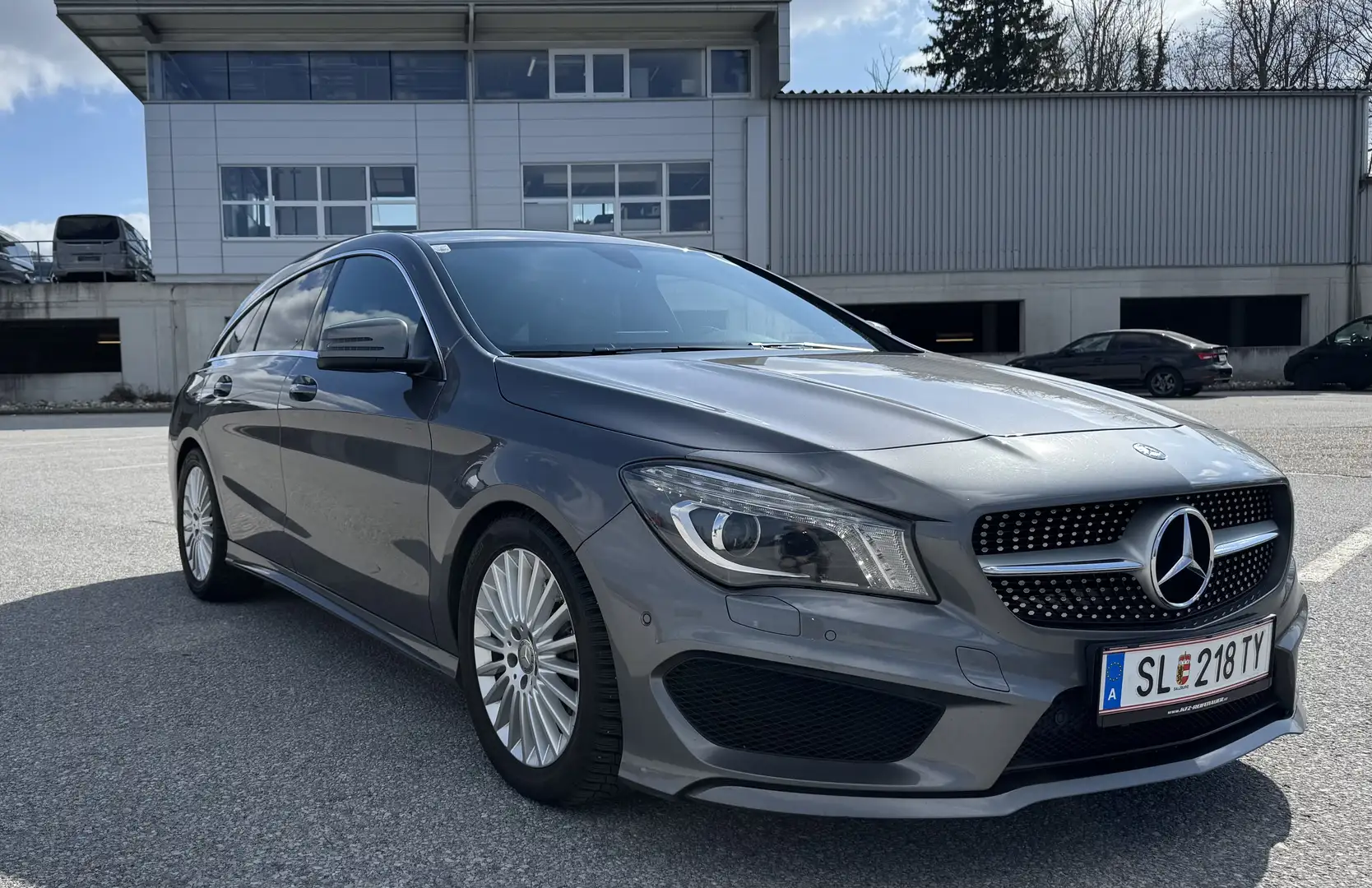 Mercedes-Benz CLA 220 d Shooting Brake Aut. AMG Line Grau - 1