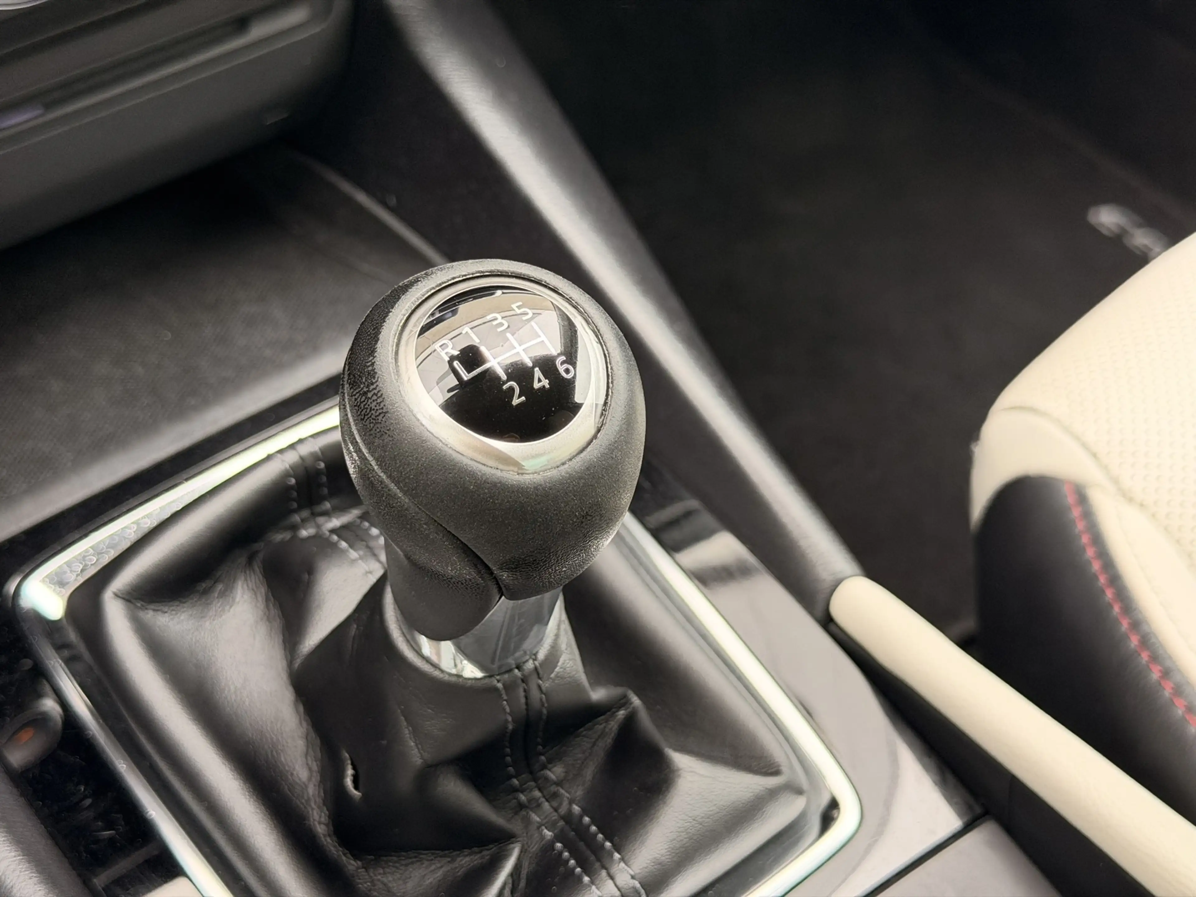 Mazda 3 Sedan 2.0 SkyActiv-G Leder HUD 18' Camera Keyless — photo 25