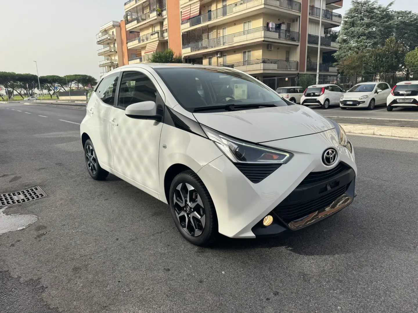 Toyota Aygo Connect 1.0 VVT-i 72 CV 5 porte x-play LED NAVI KA Bianco - 2