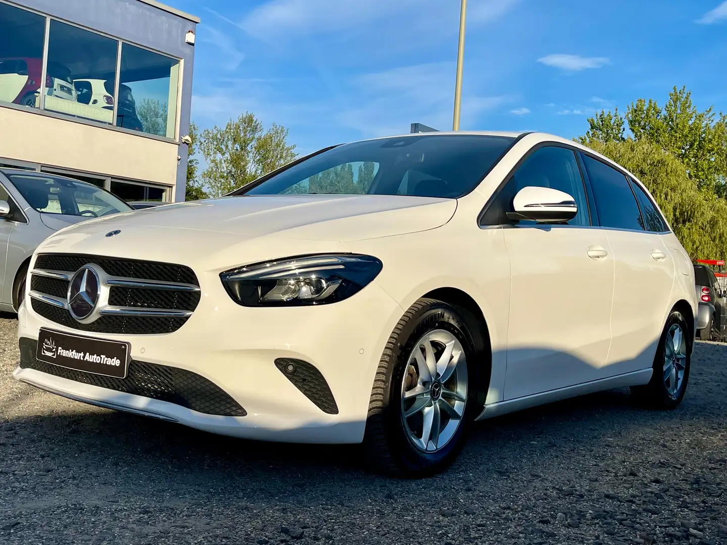 Mercedes-Benz B 180 B180 D*1-HAND*LED*TOUCHPAD*PDC*NAVI* PARK ASSIST Weiß - 1