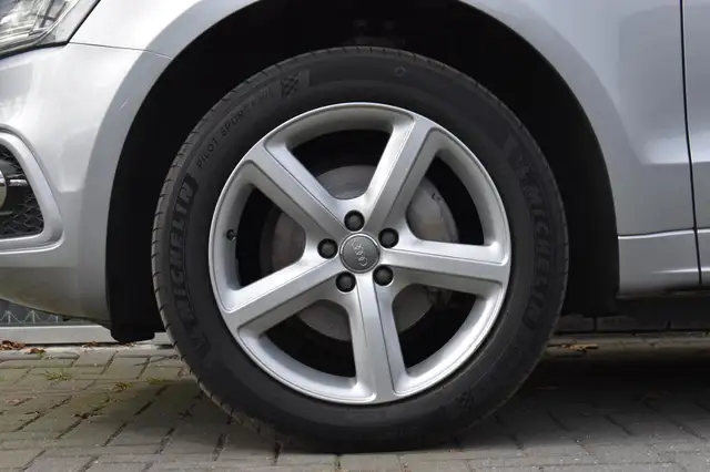 Audi Q5 view 14