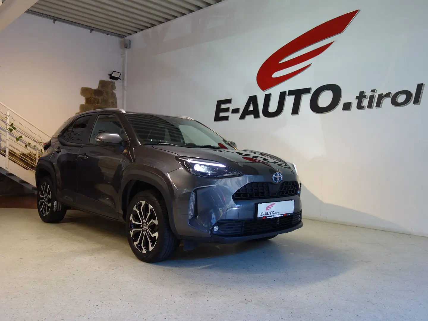 Toyota Yaris Cross Hybrid Active Drive Aut. *116PS *GARANTIE *ERSTBE Grau - 1