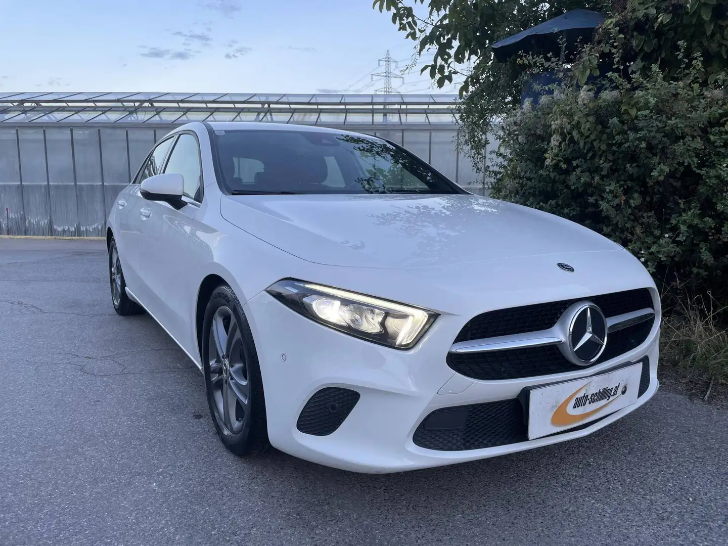 Mercedes-Benz A 180 A 180d Aut. LED Kamera Szhzg CarPlay Teilleder 8-fach Weiß - 1