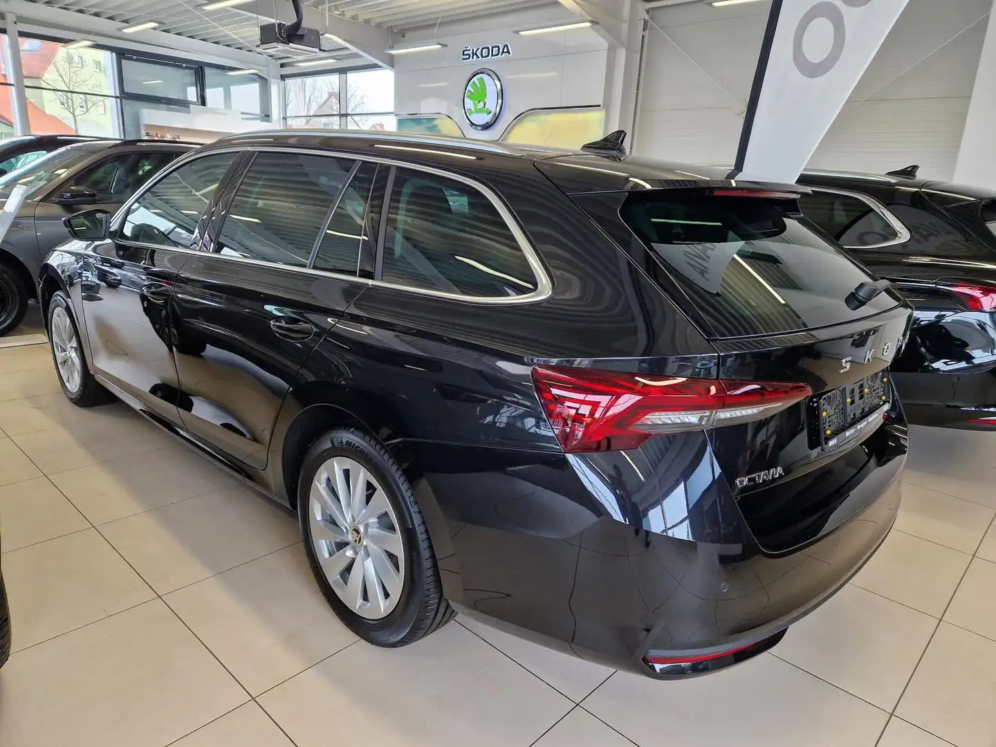 Skoda Octavia 1.5 TSI mHEV Exclusive Schwarz - 2