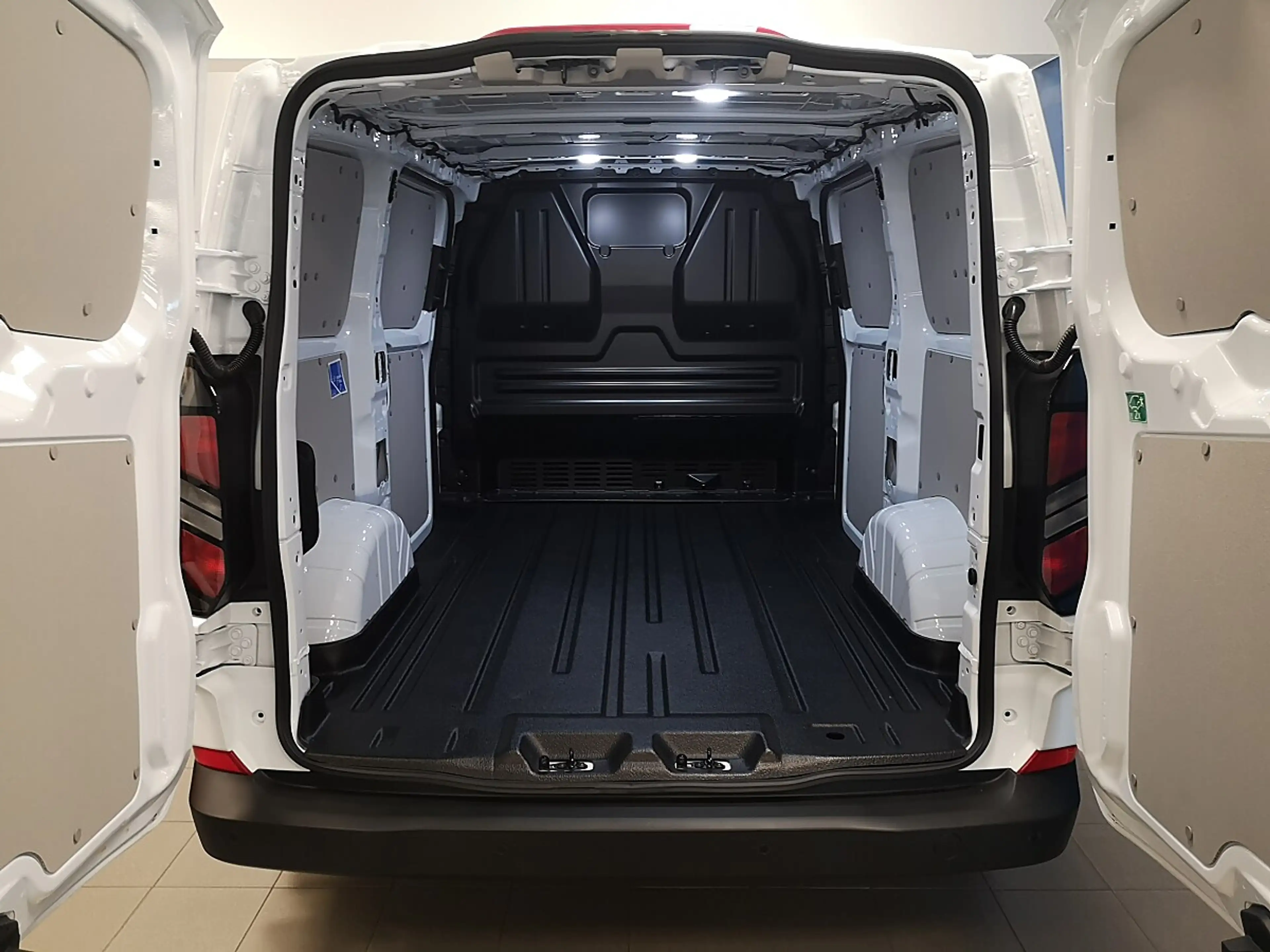 Ford Transit Custom 2.5 Duratec PHEV 320 L1 Limited FWD — photo 15