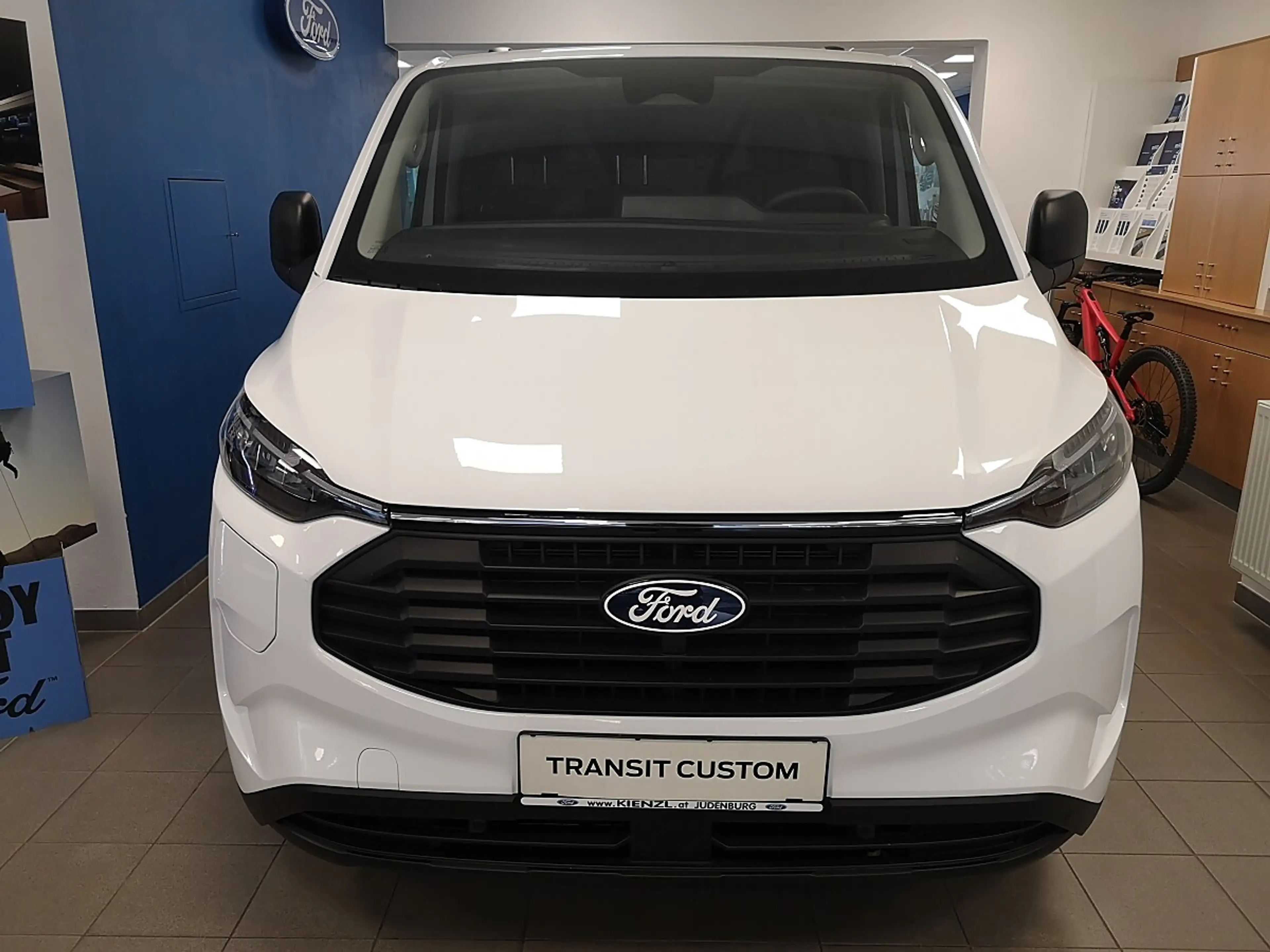 Ford Transit Custom 2.5 Duratec PHEV 320 L1 Limited FWD — photo 3