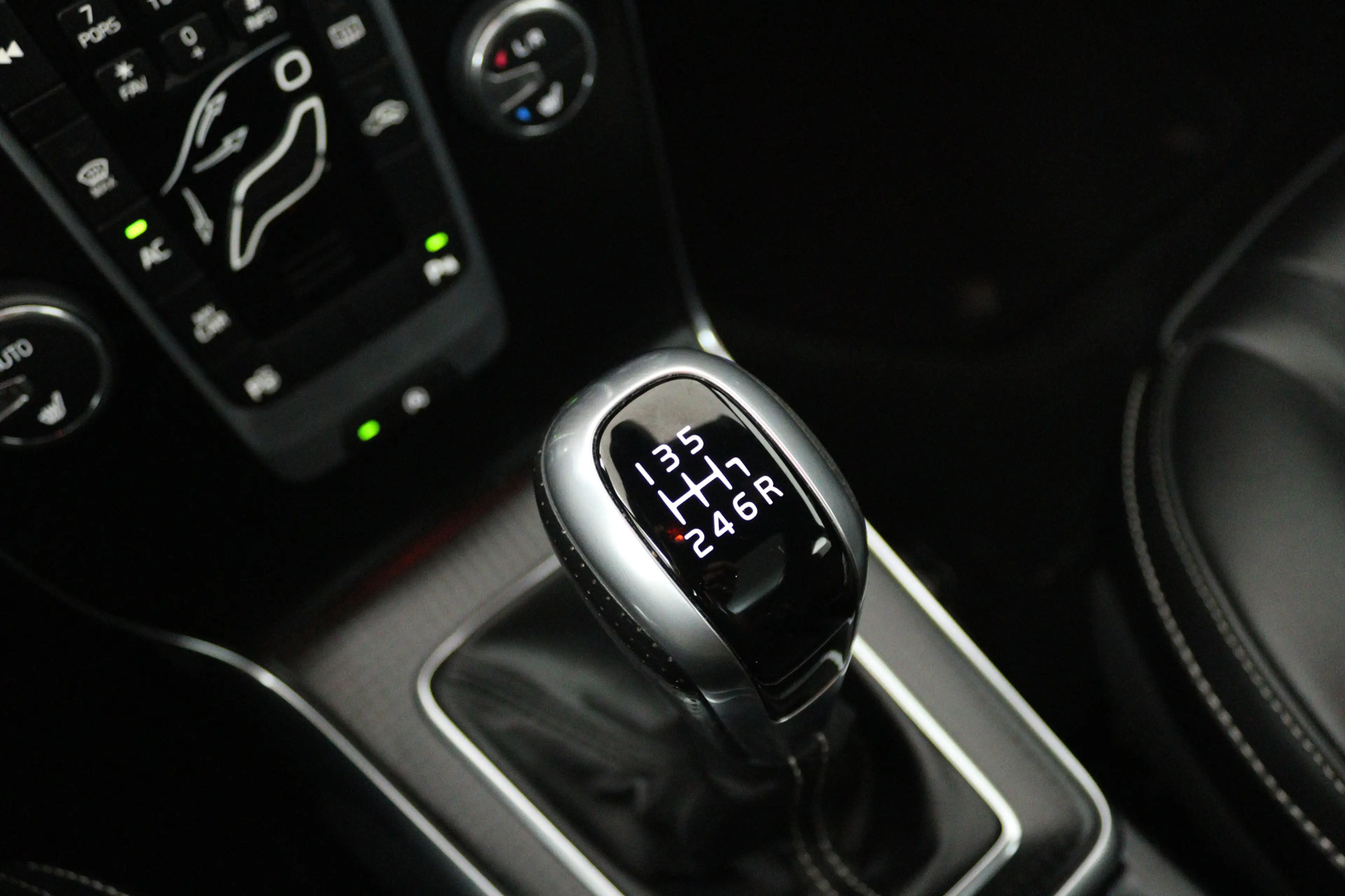 Volvo V40 2.0 T4 Business Sport (STOELVERWARMING, CRUISE CON — photo 16