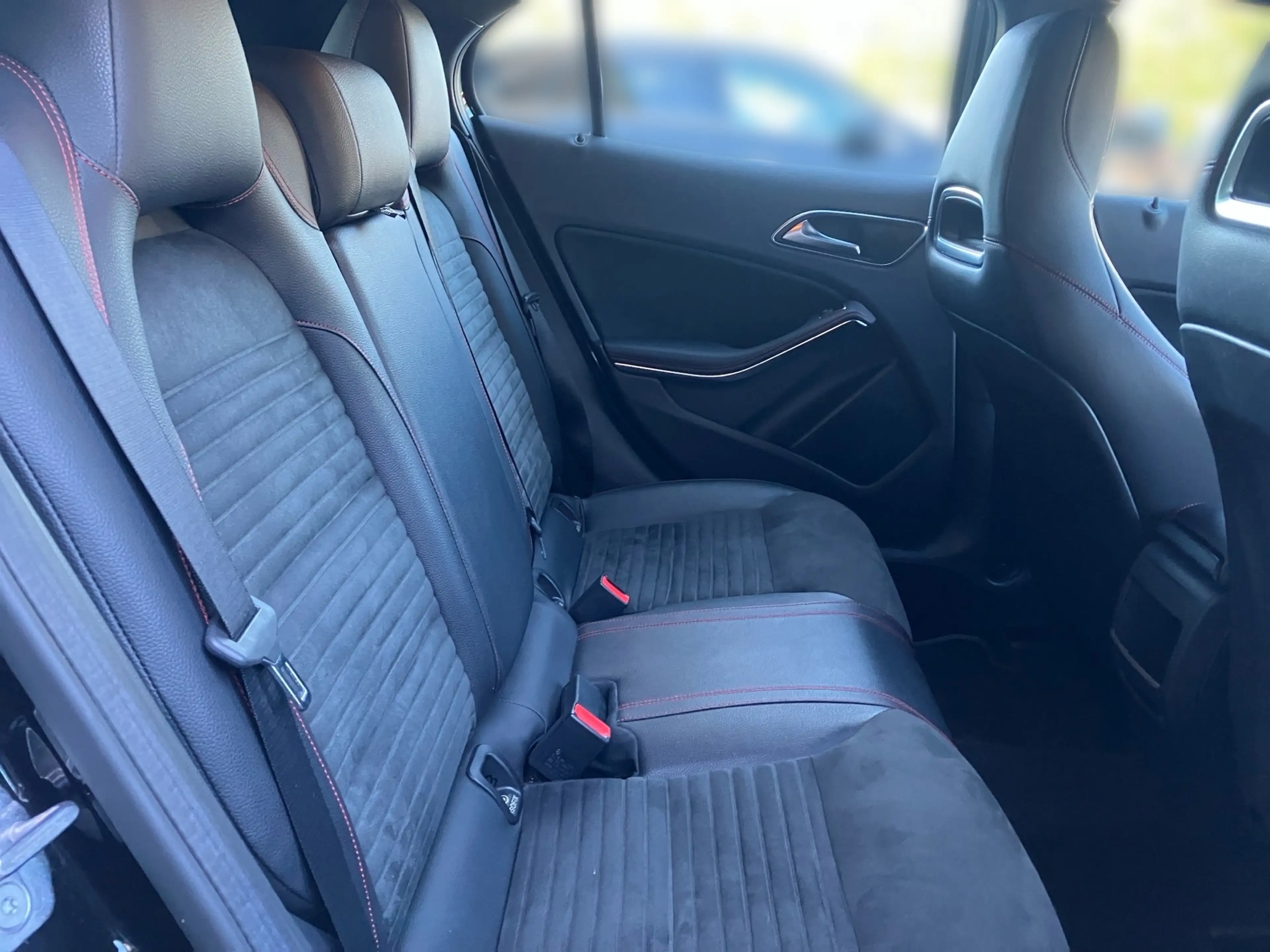 Mercedes-Benz GLA 180 d AMG+Navi+LED+SHZ+PTS+Tempom.+LMR+Klima — photo 10