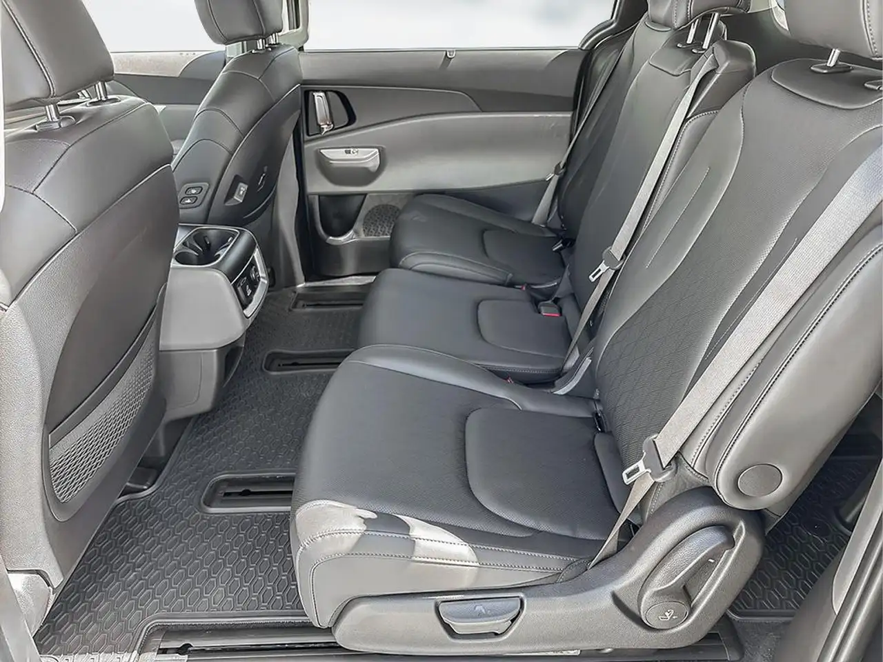 Kia Carnival снимка Kia Carnival
