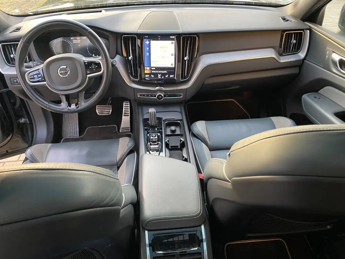 Volvo XC60 R Design AWD Pano 360°-Kamera Navi LED Noir - 2